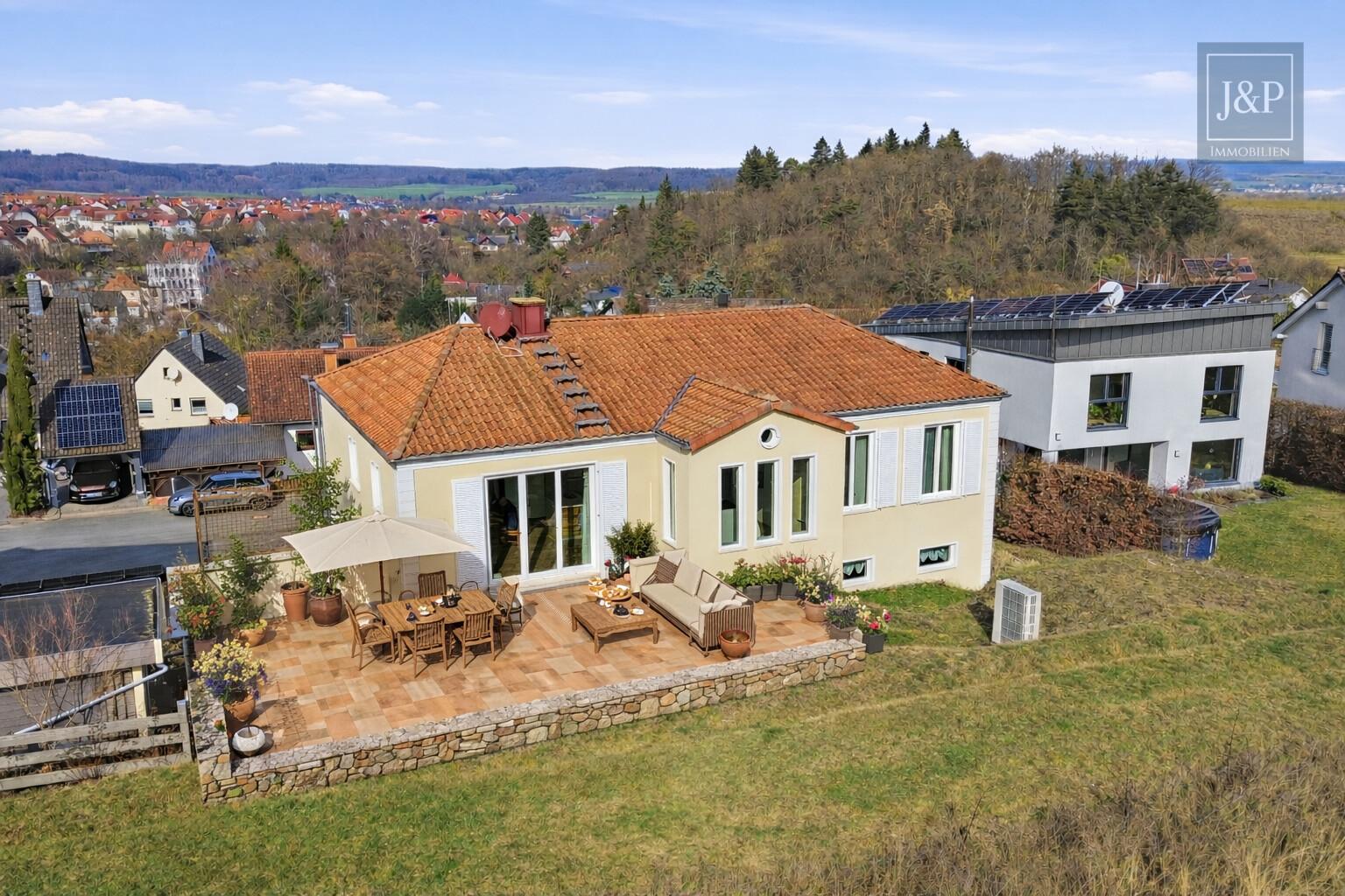 Einzigartiges Wohnkonzept nach Feng Shui – KfW-40 Anwesen inkl. Büro / ELW in Feldrandlage - Aussenansicht KI Überarbeitet