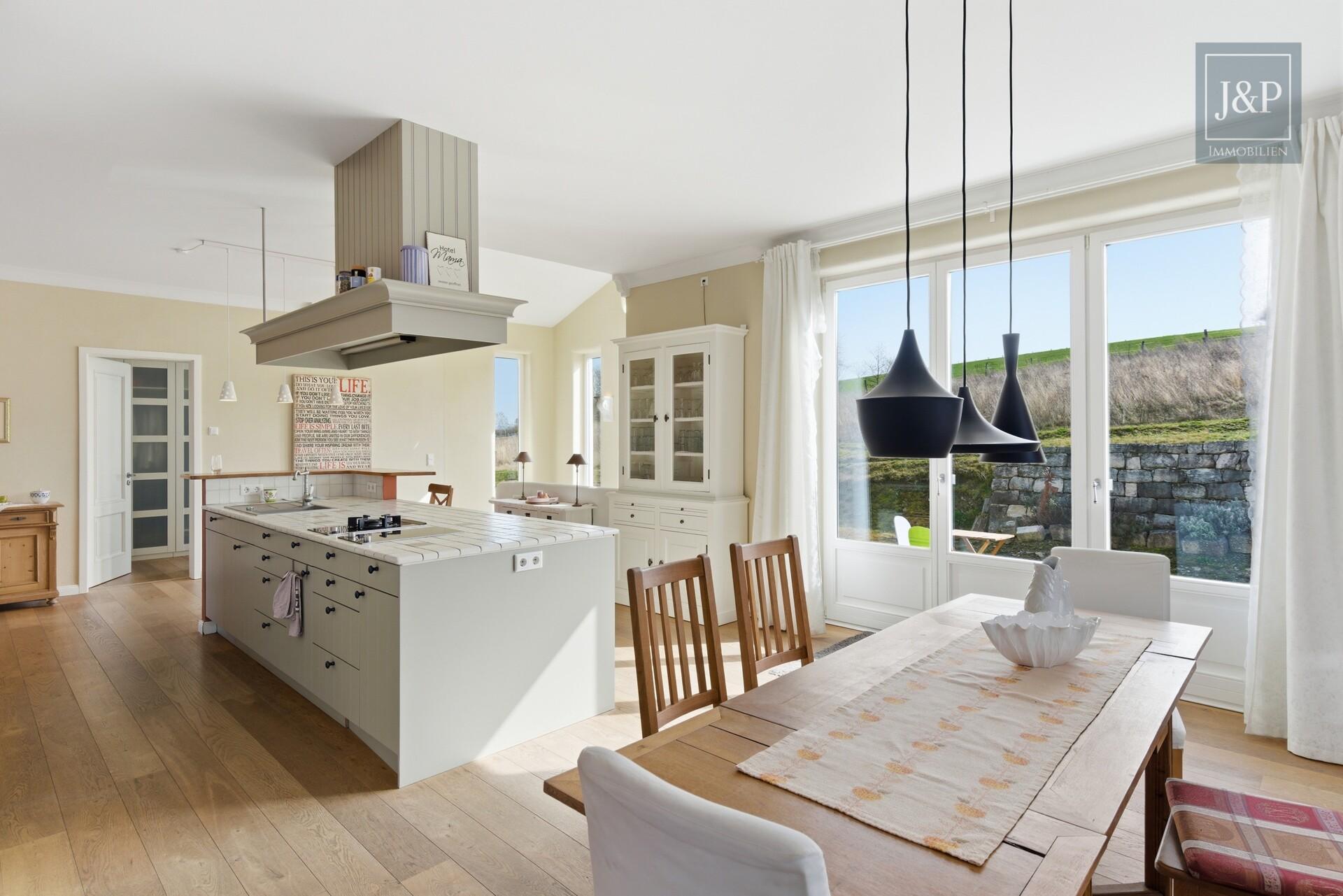 Einzigartiges Wohnkonzept nach Feng Shui – KfW-40 Anwesen inkl. Büro / ELW in Feldrandlage - Küche