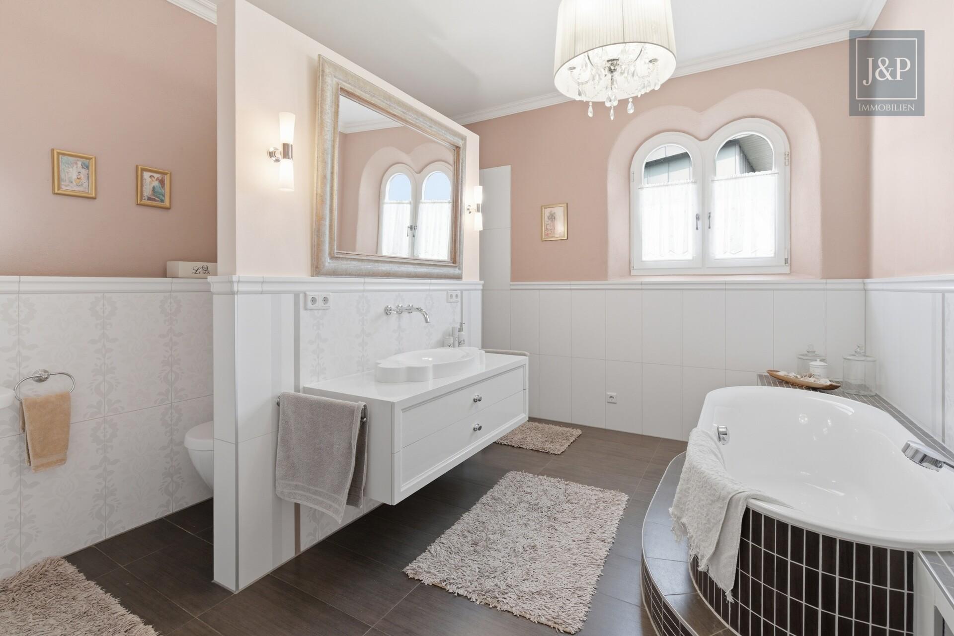 Einzigartiges Wohnkonzept nach Feng Shui – KfW-40 Anwesen inkl. Büro / ELW in Feldrandlage - Hauptbadezimmer