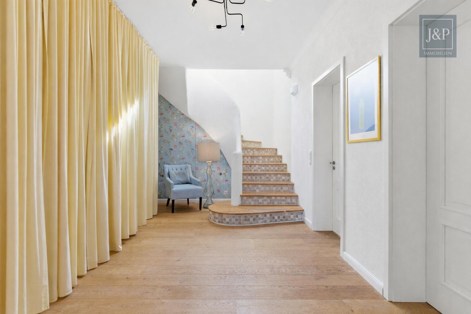 Einzigartiges Wohnkonzept nach Feng Shui – KfW-40 Anwesen inkl. Büro / ELW in Feldrandlage - Eingangsbereich Image 11. März 2026, 18_05_11