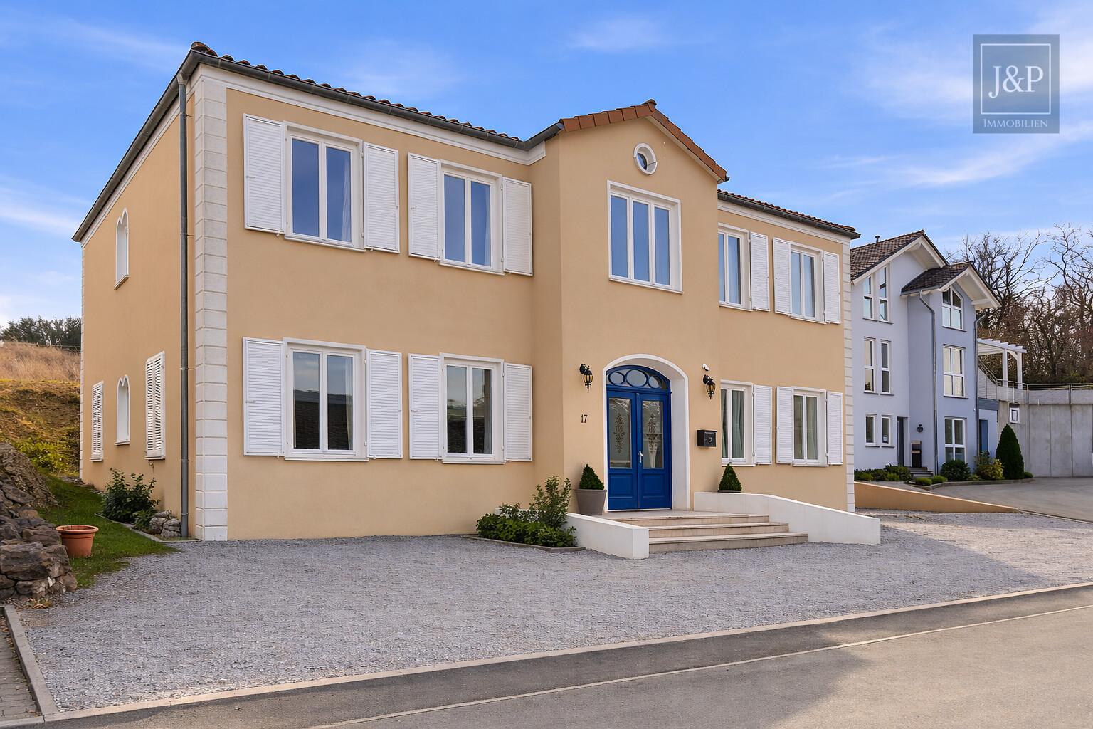 Einzigartiges Wohnkonzept nach Feng Shui – KfW-40 Anwesen inkl. Büro / ELW in Feldrandlage - Aussenansicht