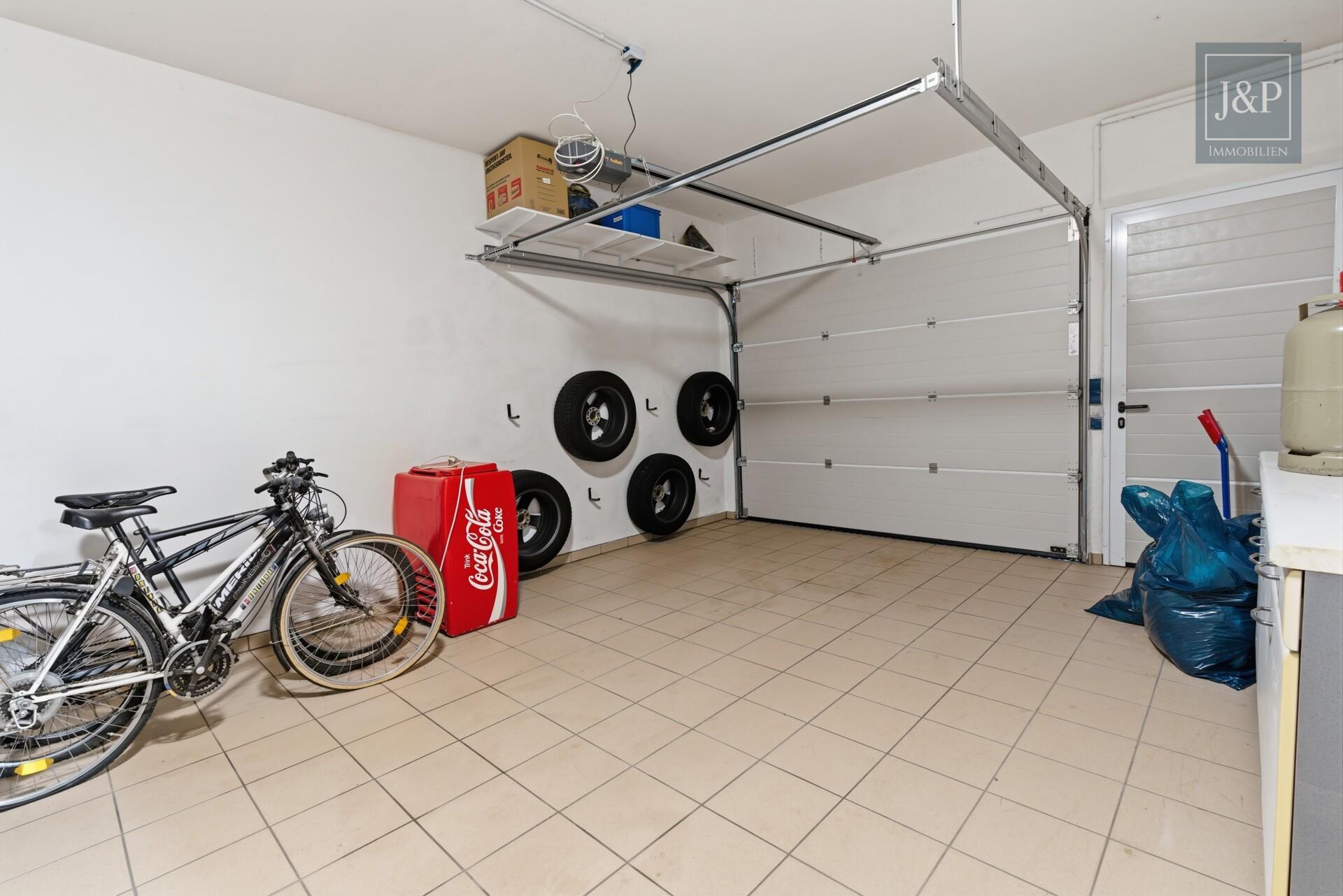 Einzigartiges Wohnkonzept nach Feng Shui – KfW-40 Anwesen inkl. Büro / ELW in Feldrandlage - Garage