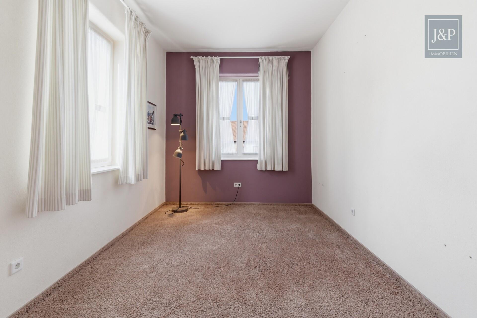 Einzigartiges Wohnkonzept nach Feng Shui – KfW-40 Anwesen inkl. Büro / ELW in Feldrandlage - Zimmer 2 EG