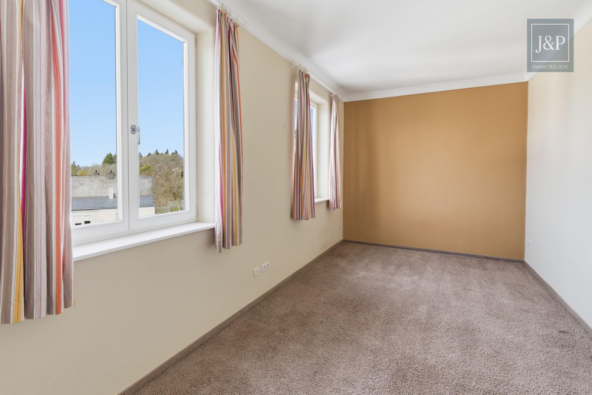 Einzigartiges Wohnkonzept nach Feng Shui – KfW-40 Anwesen inkl. Büro / ELW in Feldrandlage - Zimmer 2 OG