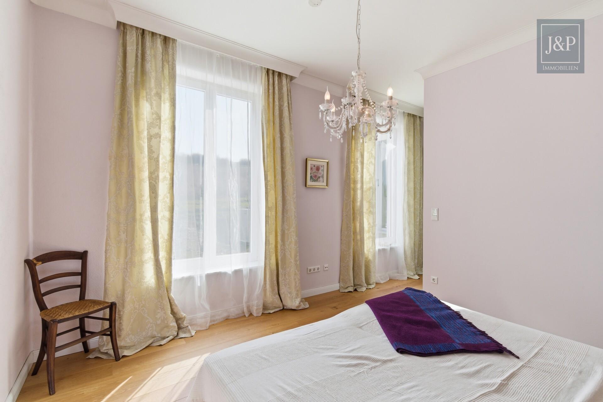 Einzigartiges Wohnkonzept nach Feng Shui – KfW-40 Anwesen inkl. Büro / ELW in Feldrandlage - Hauptschlafzimmer