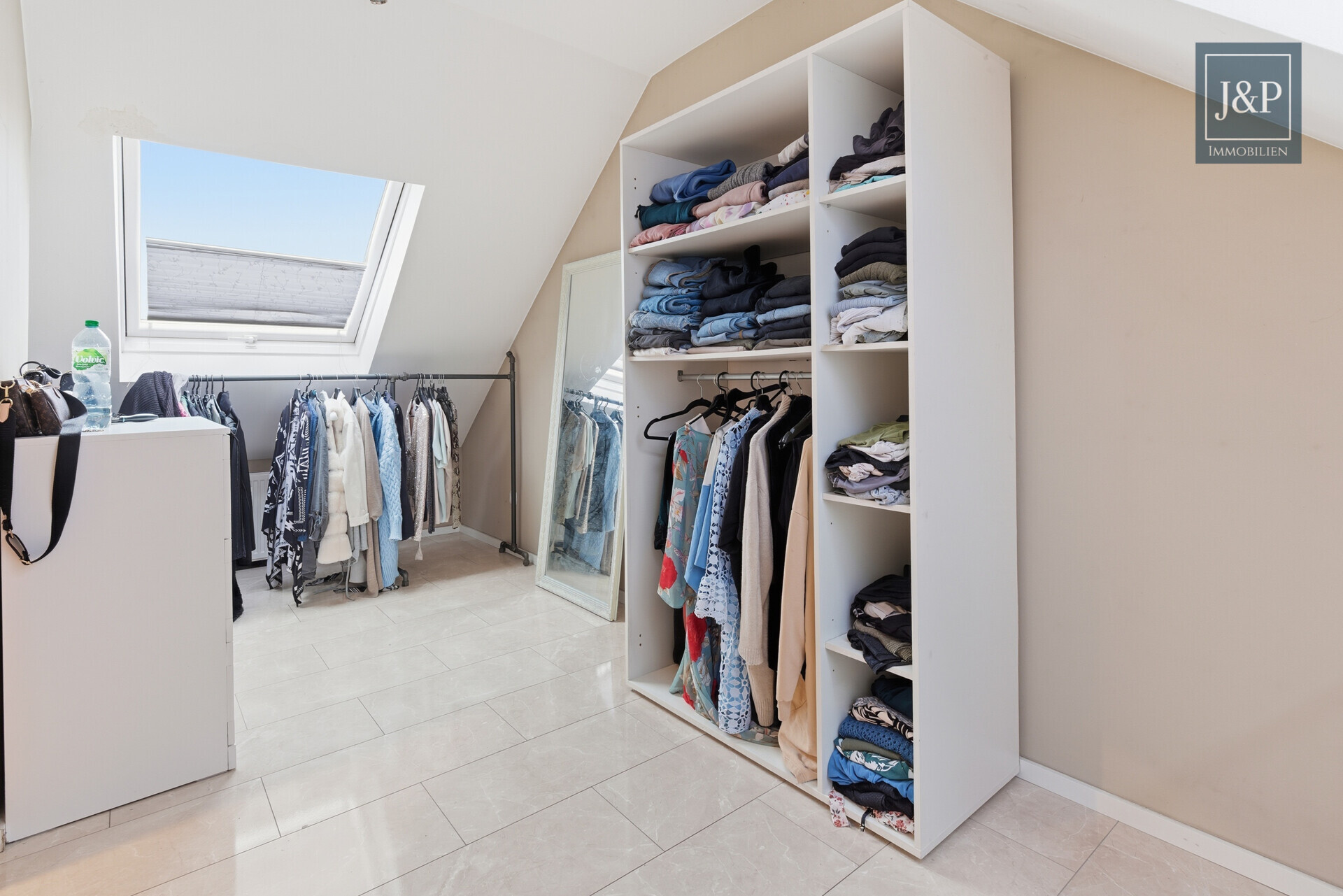 Wohnen mit Charakter: Großzügige Wohnung mit Balkon & Kamin - Ankleidezimmer