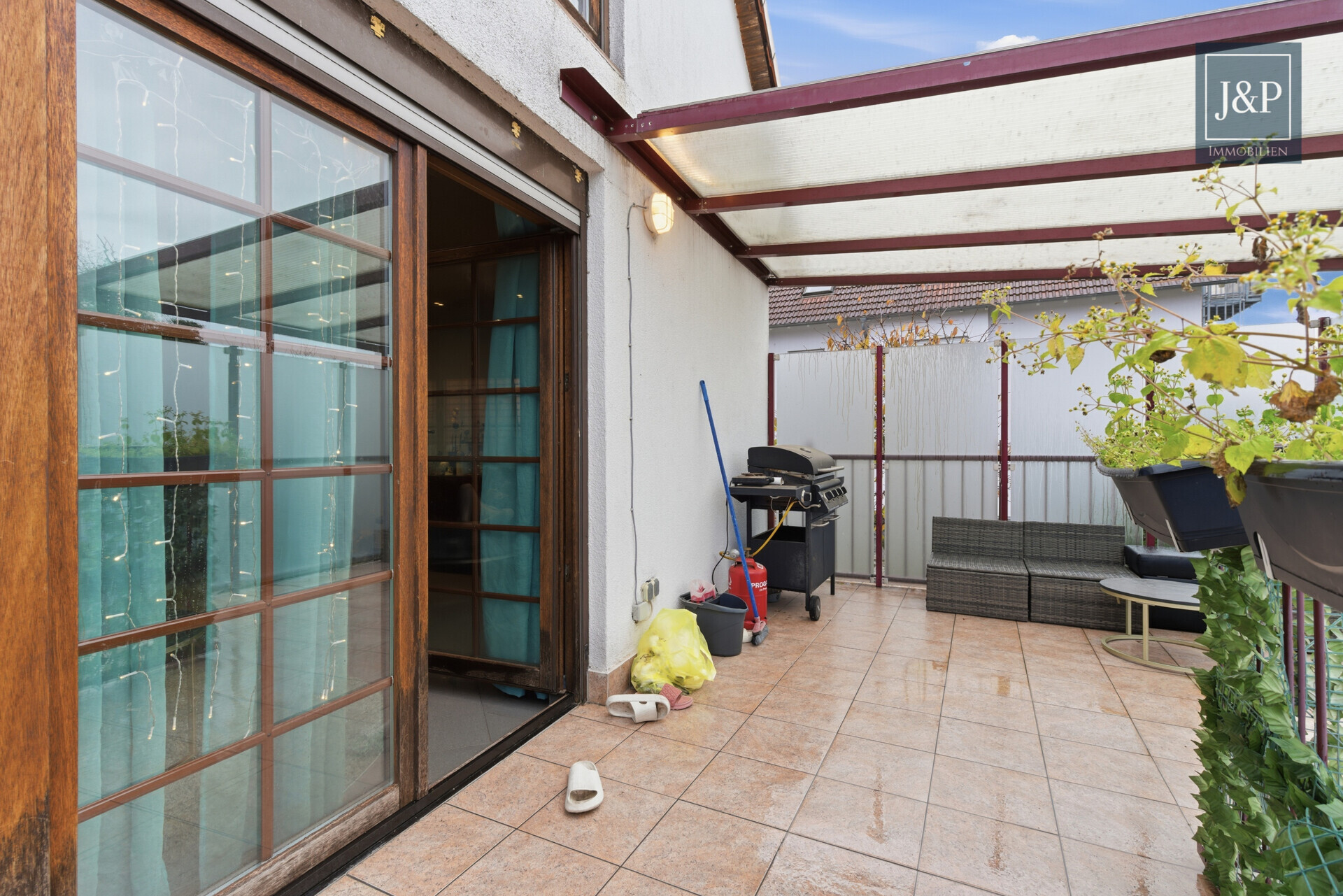 Wohnen mit Charakter: Großzügige Wohnung mit Balkon & Kamin - Balkon