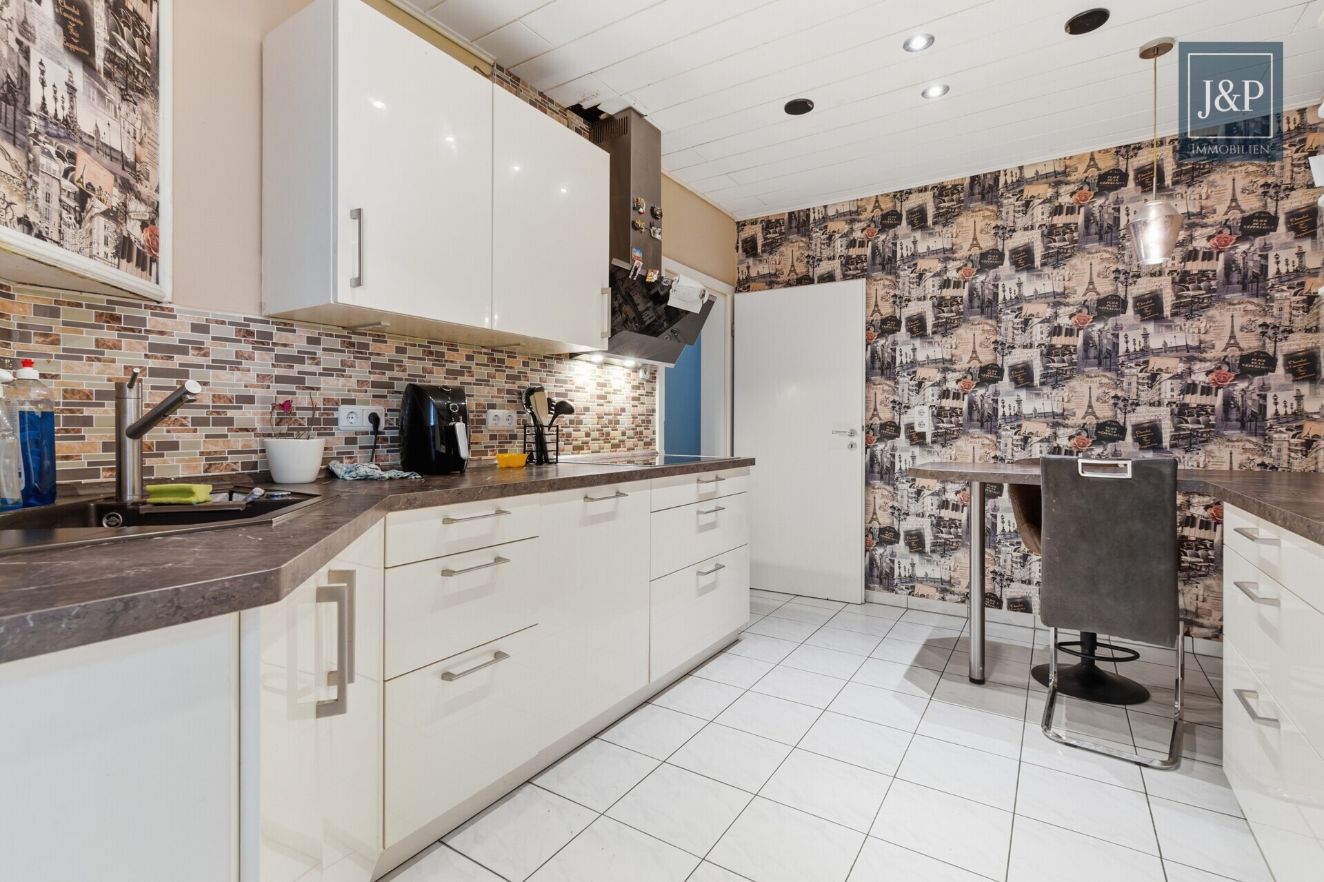 Wohnen mit Charakter: Großzügige Wohnung mit Balkon & Kamin - Küche