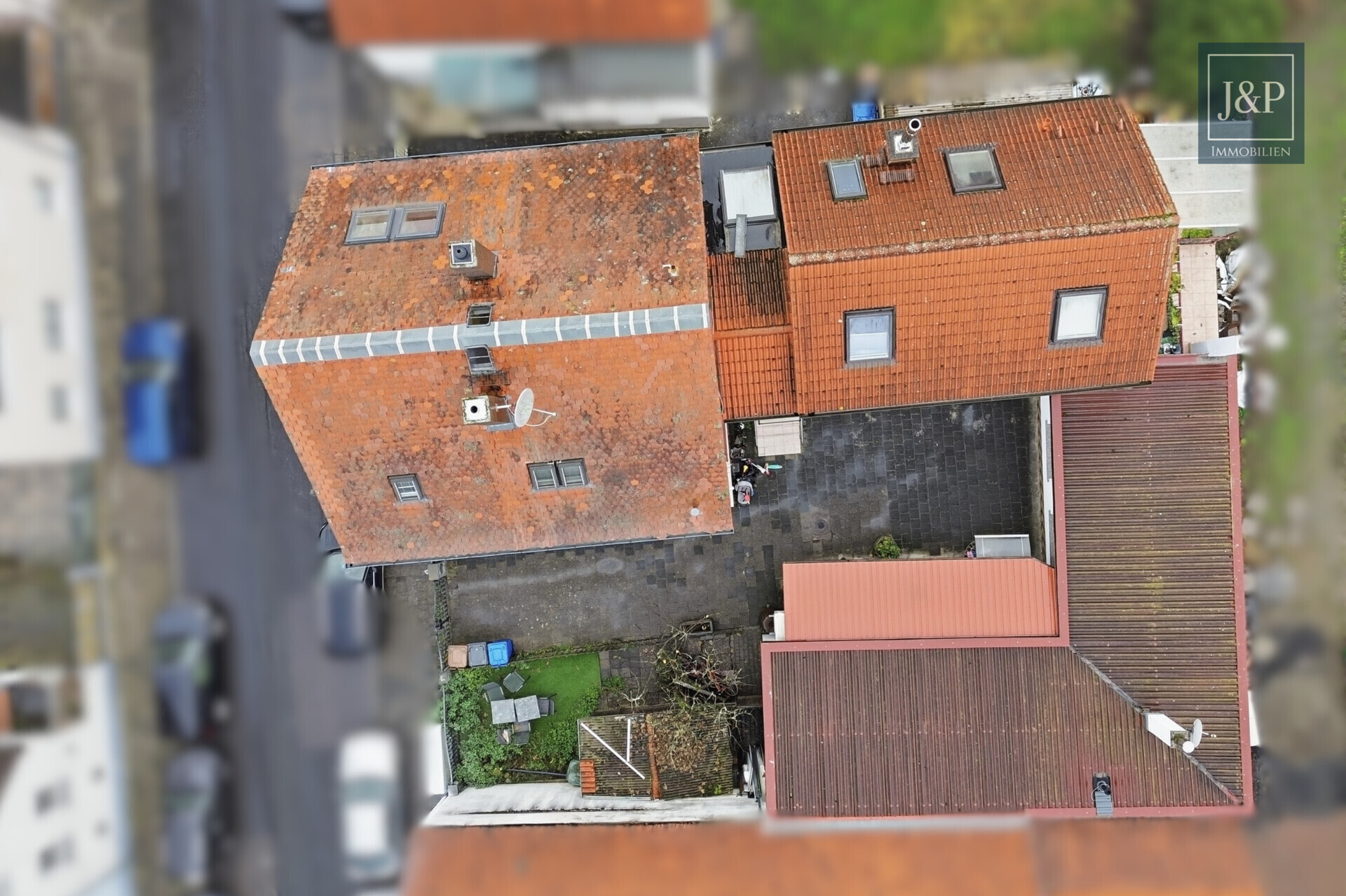 Wohnen mit Charakter: Großzügige Wohnung mit Balkon & Kamin - Vogelperspektive