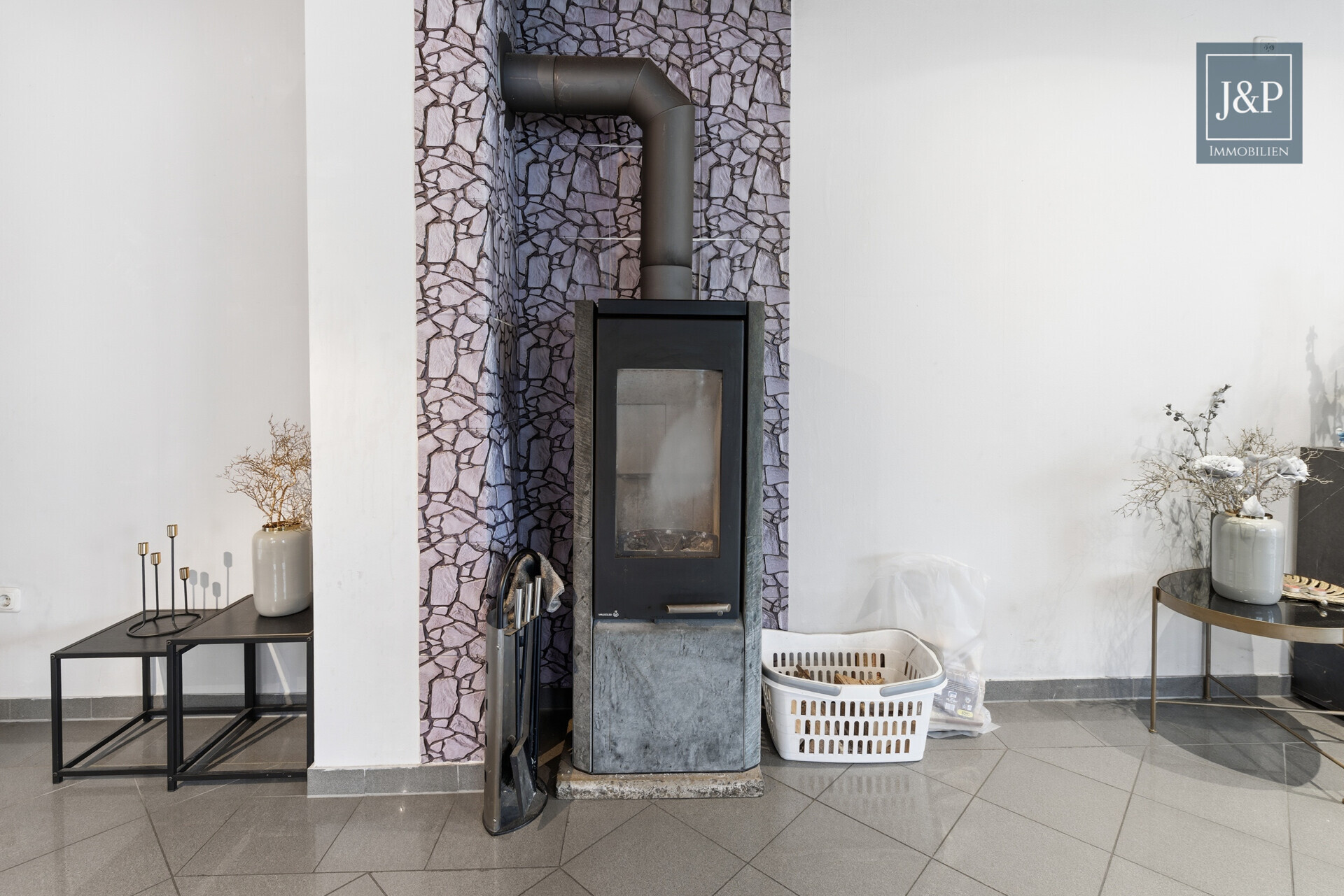 Wohnen mit Charakter: Großzügige Wohnung mit Balkon & Kamin - Kaminofen