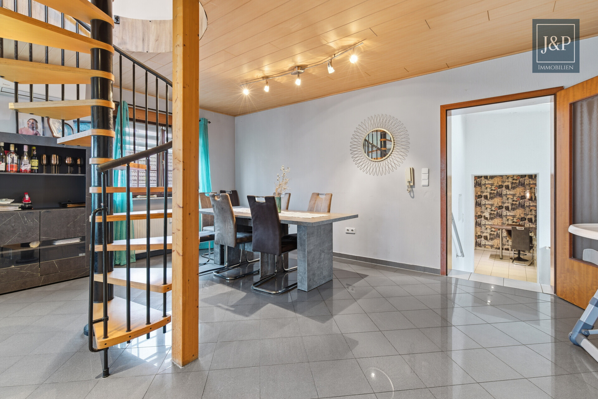 Wohnen mit Charakter: Großzügige Wohnung mit Balkon & Kamin - Essbereich