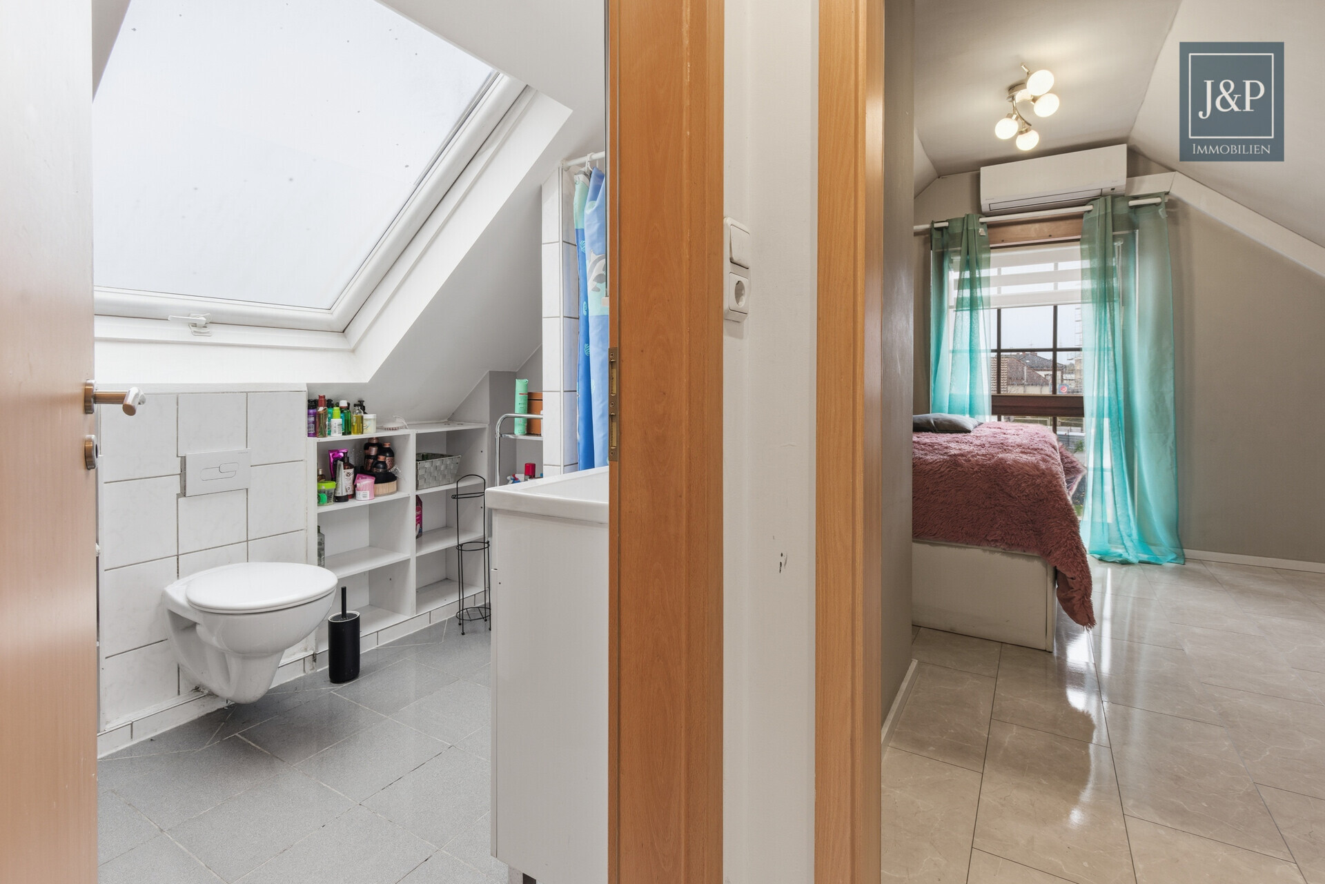 Wohnen mit Charakter: Großzügige Wohnung mit Balkon & Kamin - Flur OG