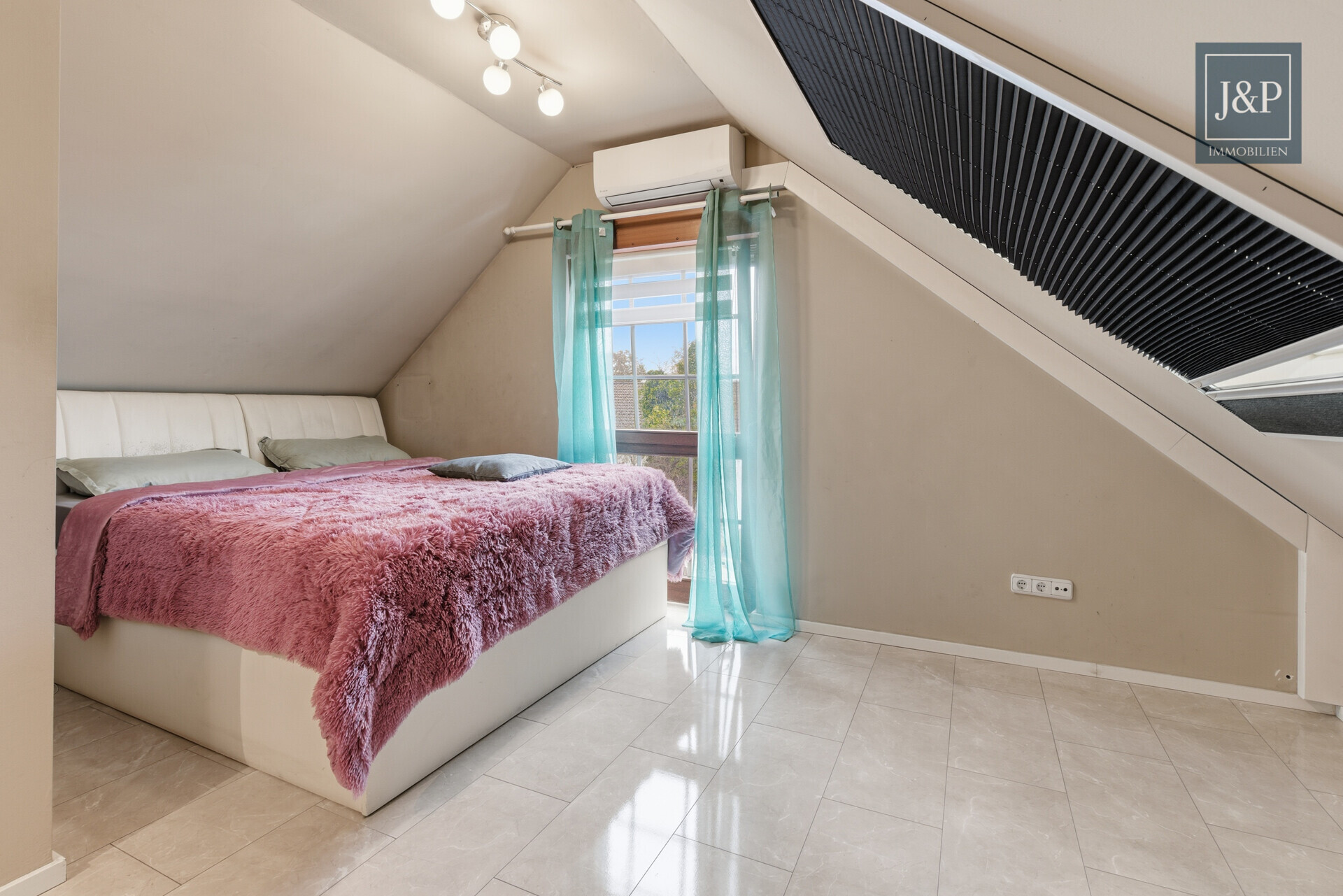 Wohnen mit Charakter: Großzügige Wohnung mit Balkon & Kamin - Schlafzimmer OG