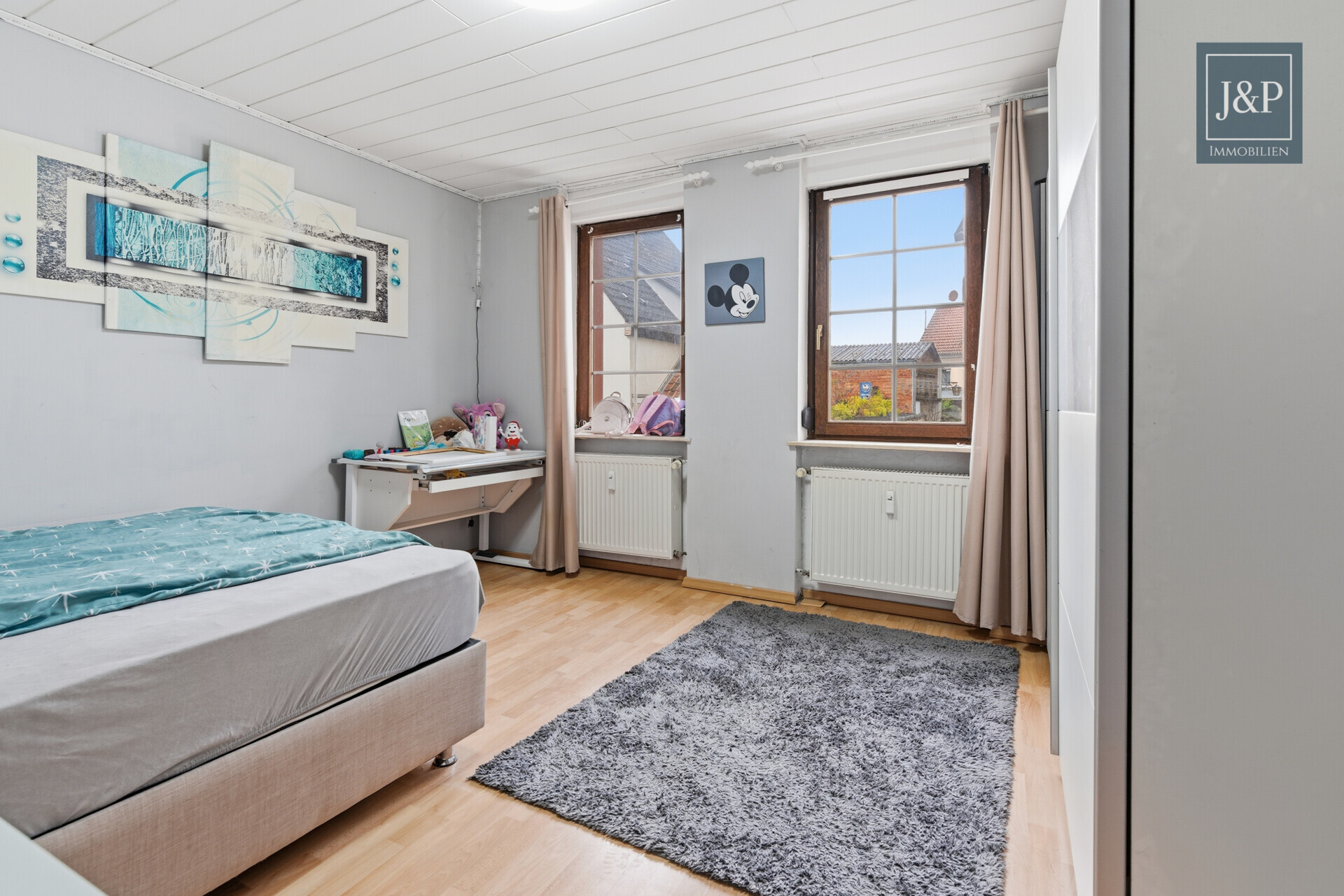 Wohnen mit Charakter: Großzügige Wohnung mit Balkon & Kamin - Schlafzimmer