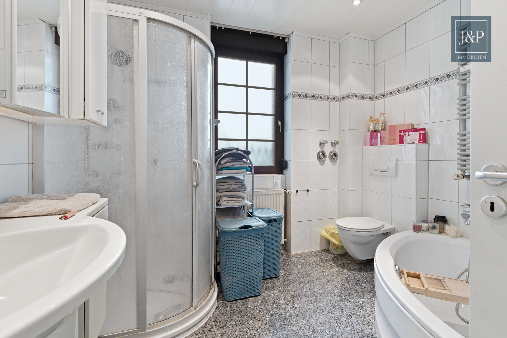 Wohnen mit Charakter: Großzügige Wohnung mit Balkon & Kamin - Badezimmer