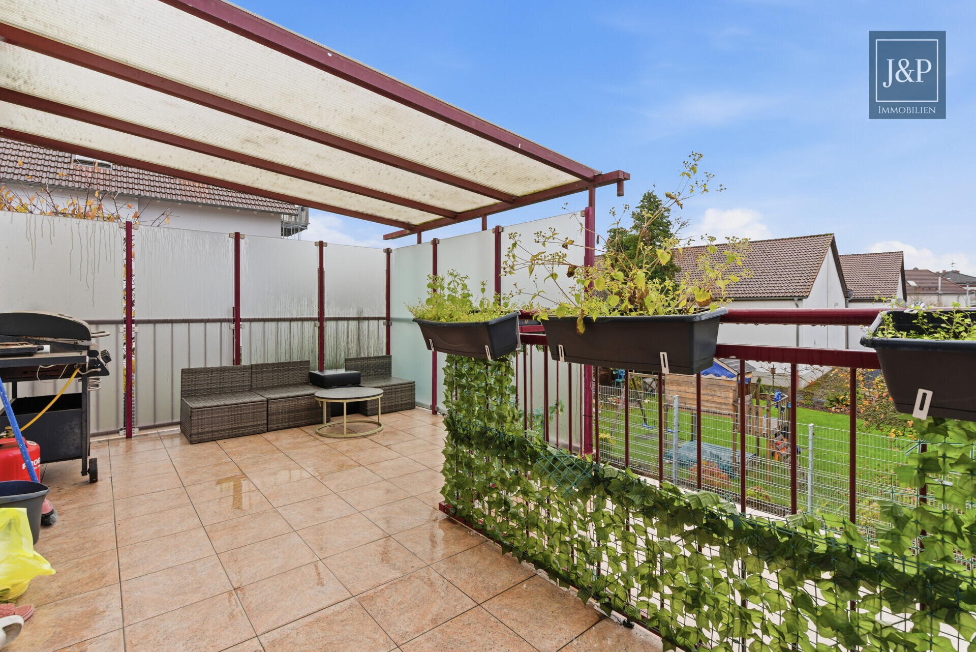 Wohnen mit Charakter: Großzügige Wohnung mit Balkon & Kamin - Balkon