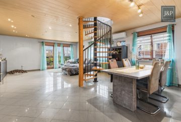 Wohnen mit Charakter: Großzügige Wohnung mit Balkon & Kamin, 63165 Mühlheim / Lämmerspiel, Maisonettewohnung