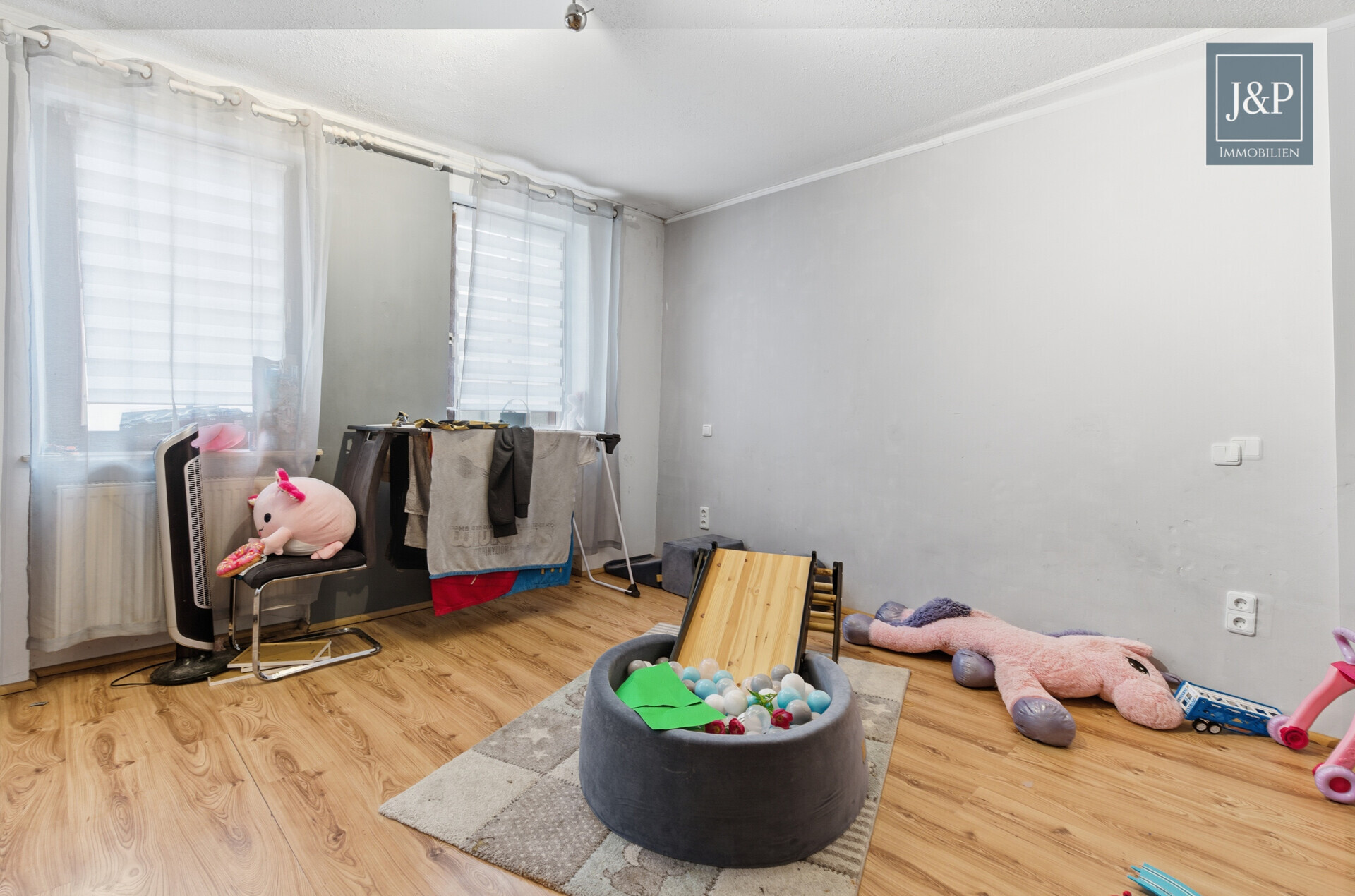 Wohnen mit Charakter: Großzügige Wohnung mit Balkon & Kamin - Schlafzimmer