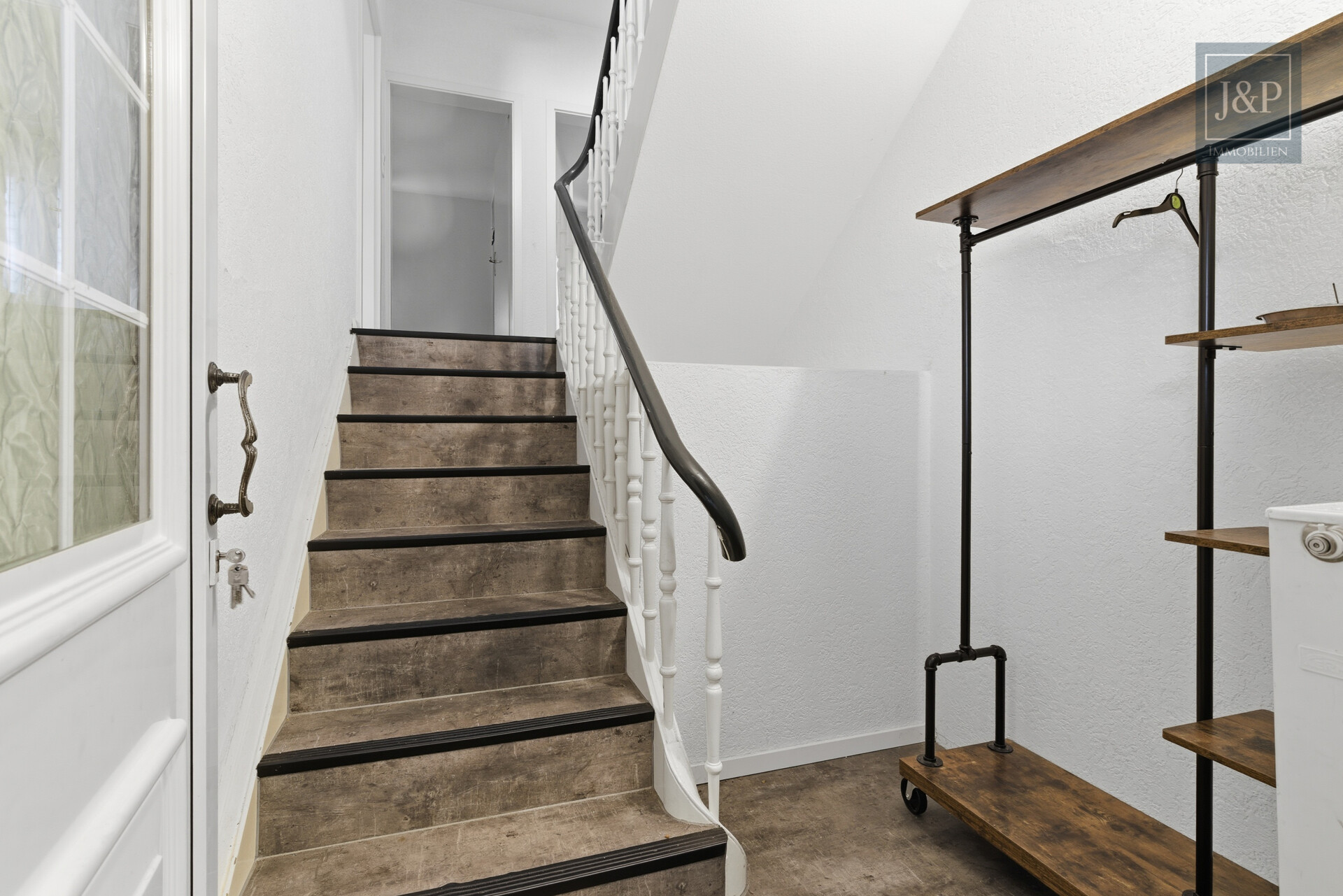 Großzügiges Wohnhaus mit vielseitigen Nutzungsmöglichkeiten & Anbau in zentraler Lage - Eingang 2. Wohnung