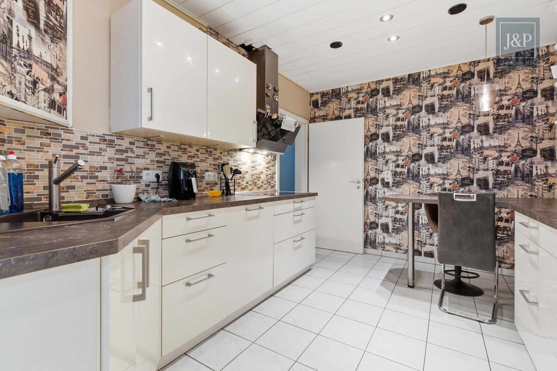 Großzügiges Wohnhaus mit vielseitigen Nutzungsmöglichkeiten & Anbau in zentraler Lage - Küche