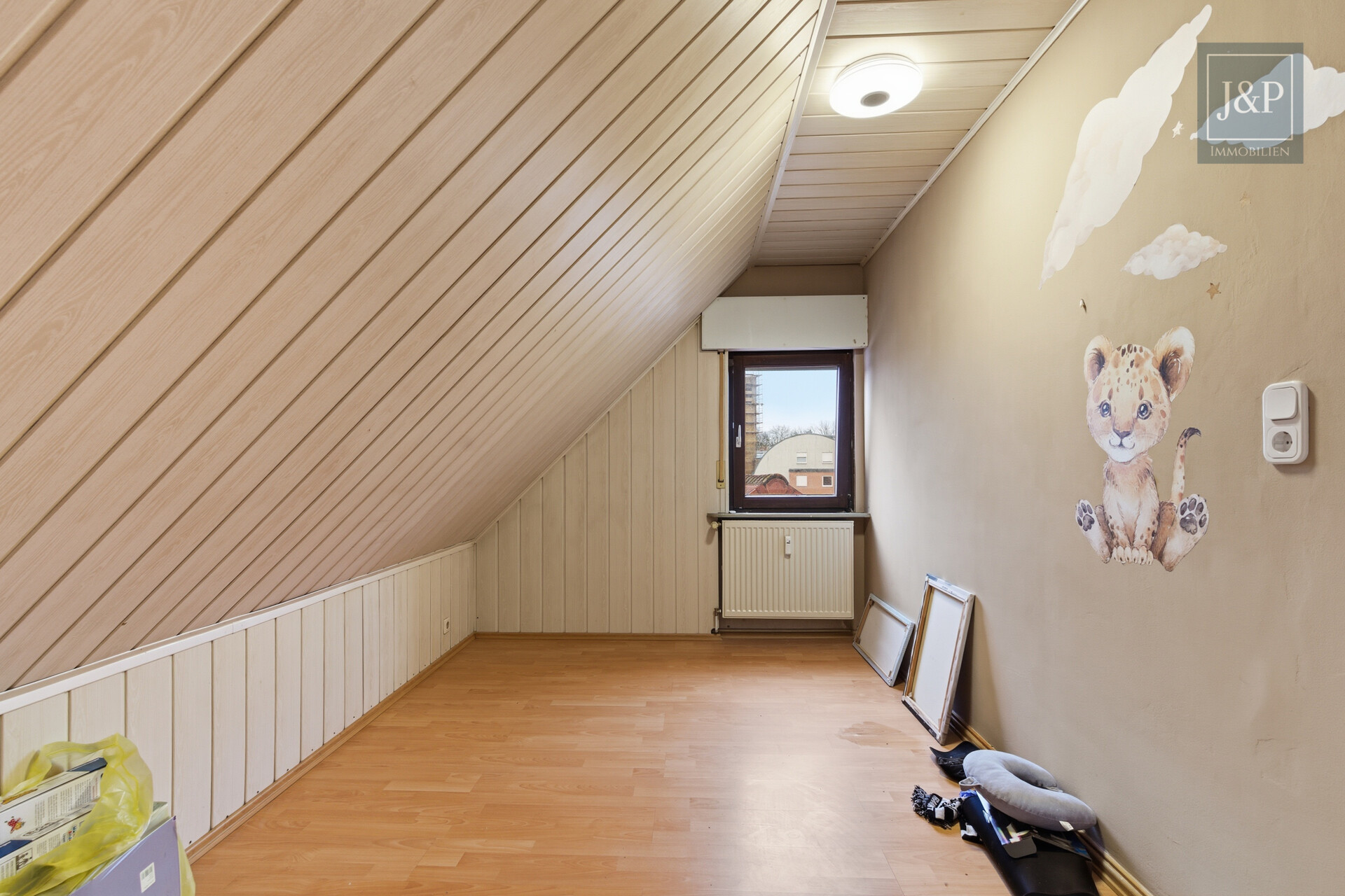 Großzügiges Wohnhaus mit vielseitigen Nutzungsmöglichkeiten & Anbau in zentraler Lage - Dachgeschoss Zimmer