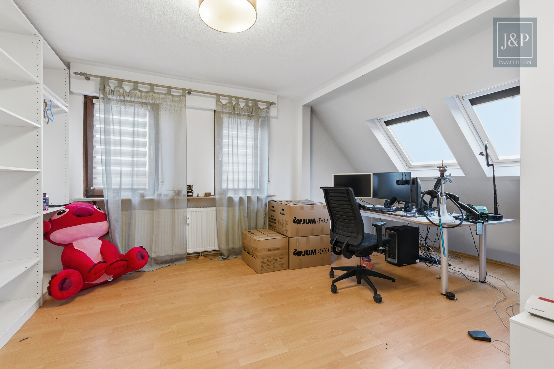 Großzügiges Wohnhaus mit vielseitigen Nutzungsmöglichkeiten & Anbau in zentraler Lage - Dachgeschoss Zimmer