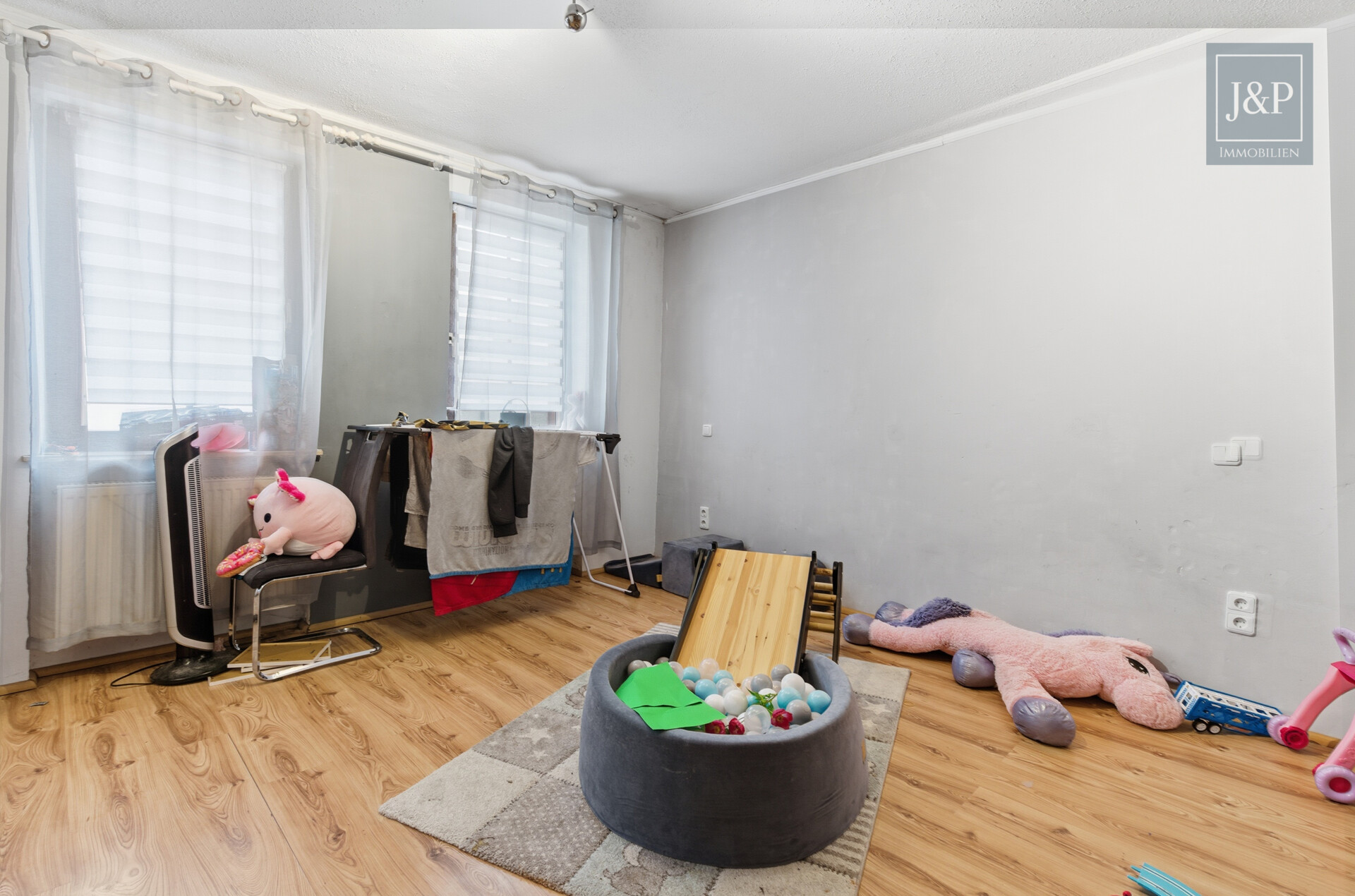 Großzügiges Wohnhaus mit vielseitigen Nutzungsmöglichkeiten & Anbau in zentraler Lage - Zimmer