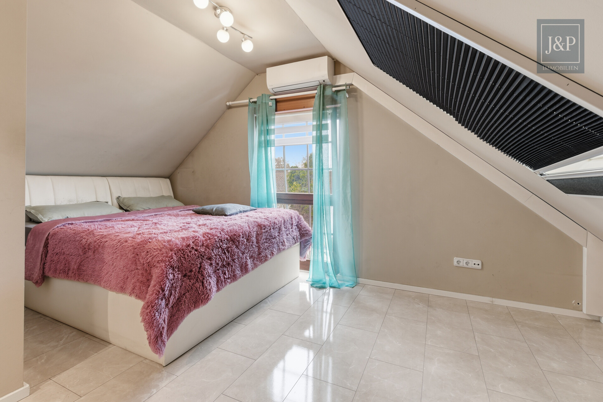 Großzügiges Wohnhaus mit vielseitigen Nutzungsmöglichkeiten & Anbau in zentraler Lage - 1.OG Zimmer