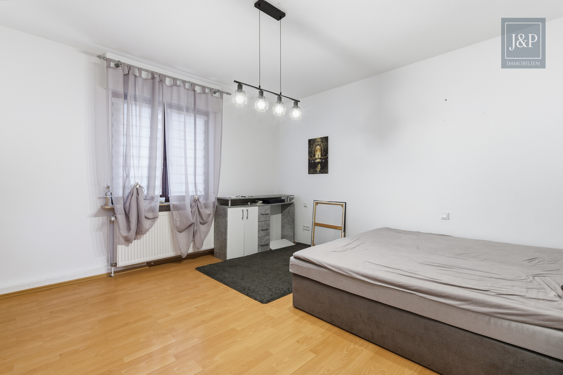 Großzügiges Wohnhaus mit vielseitigen Nutzungsmöglichkeiten & Anbau in zentraler Lage - Zimmer