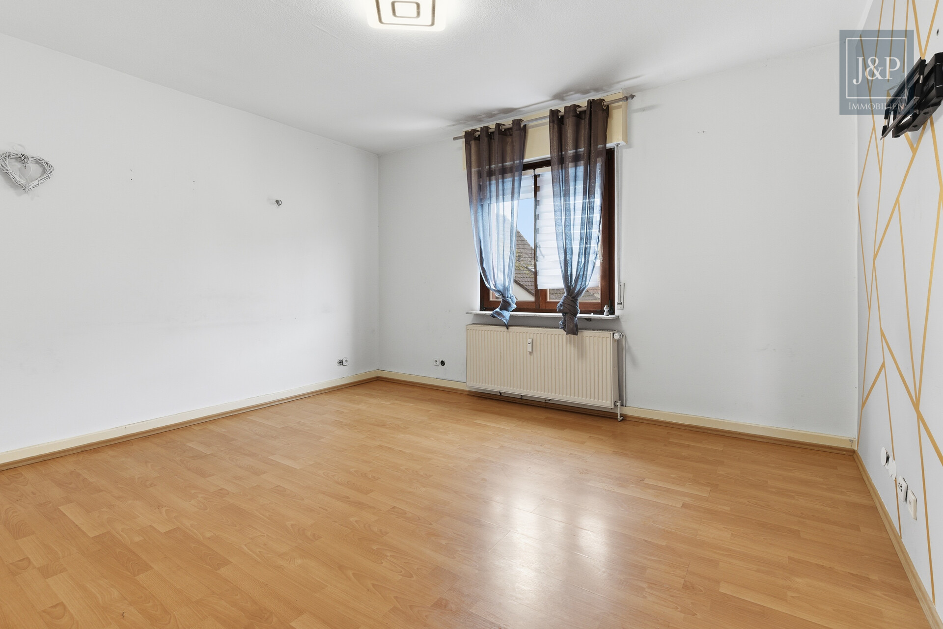 Großzügiges Wohnhaus mit vielseitigen Nutzungsmöglichkeiten & Anbau in zentraler Lage - Zimmer