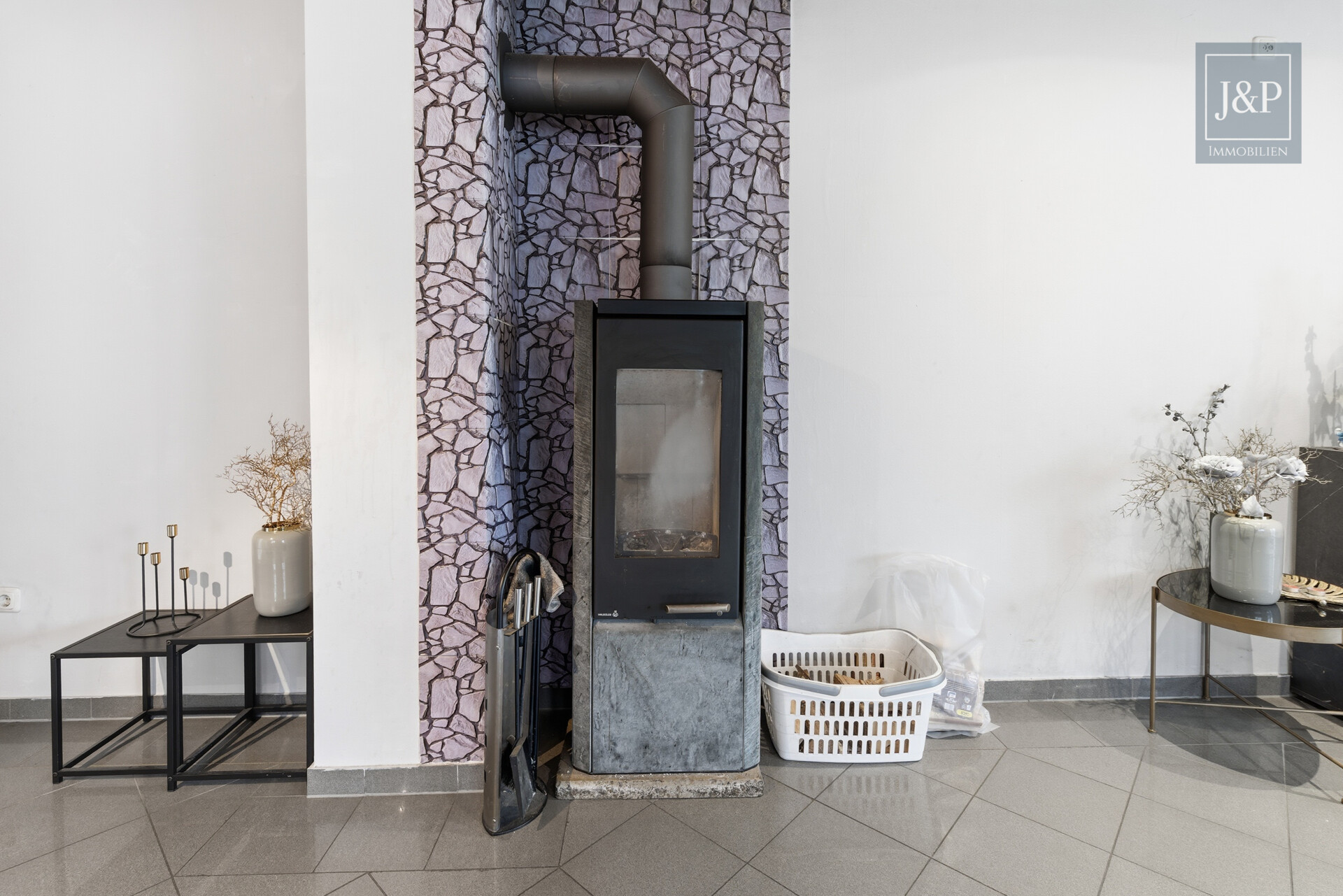 Großzügiges Wohnhaus mit vielseitigen Nutzungsmöglichkeiten & Anbau in zentraler Lage - Kaminofen