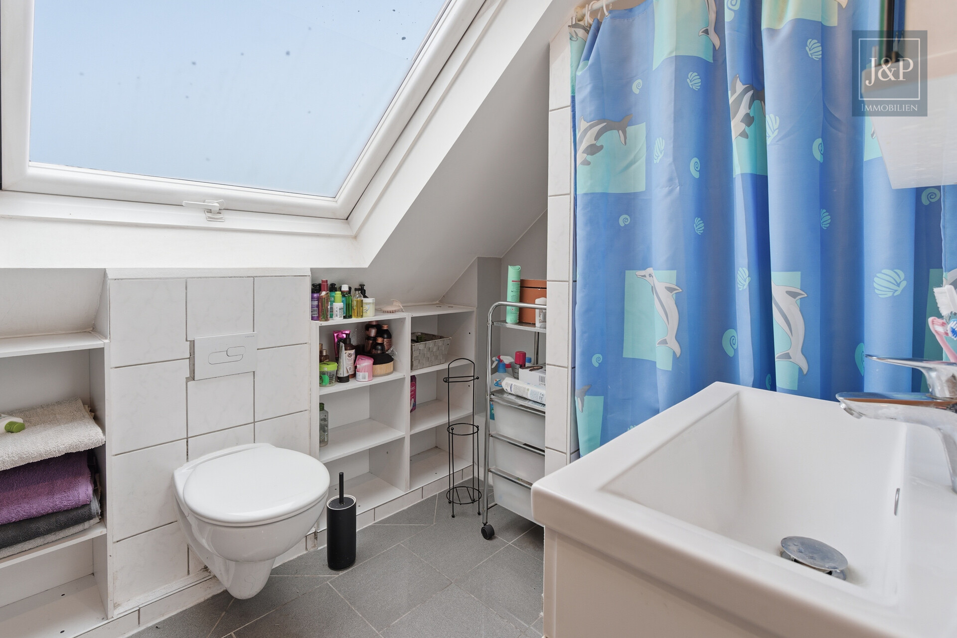 Großzügiges Wohnhaus mit vielseitigen Nutzungsmöglichkeiten & Anbau in zentraler Lage - 1.OG Badezimmer