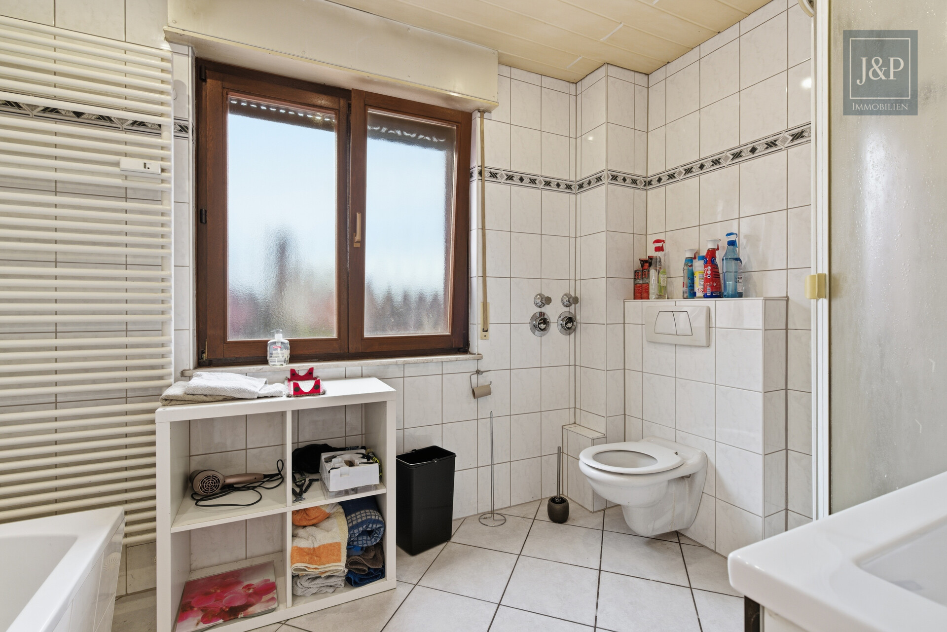 Großzügiges Wohnhaus mit vielseitigen Nutzungsmöglichkeiten & Anbau in zentraler Lage - Badezimmer