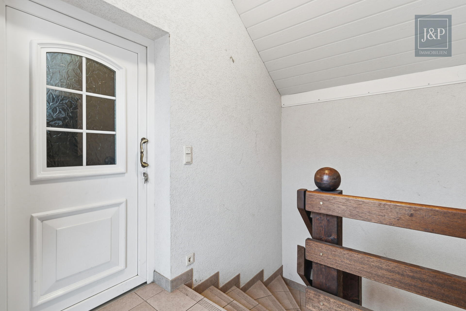 Großzügiges Wohnhaus mit vielseitigen Nutzungsmöglichkeiten & Anbau in zentraler Lage - Eingang 2. Wohnung