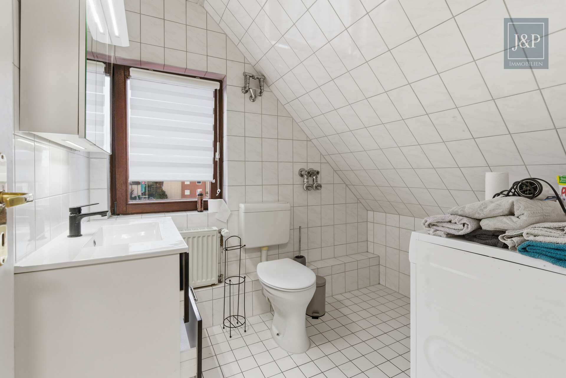 Großzügiges Wohnhaus mit vielseitigen Nutzungsmöglichkeiten & Anbau in zentraler Lage - Dachgeschoss Badezimmer