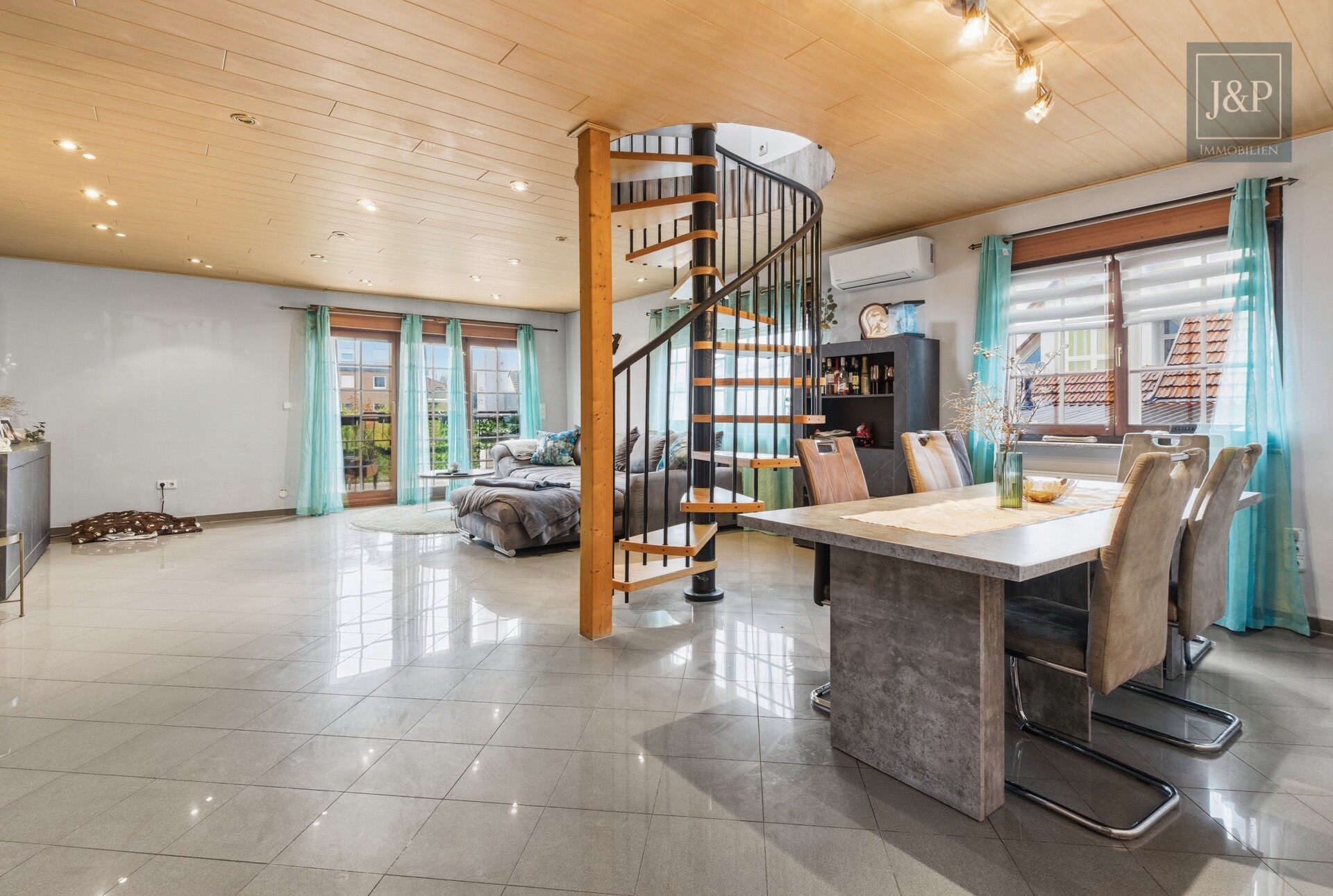 Großzügiges Wohnhaus mit vielseitigen Nutzungsmöglichkeiten & Anbau in zentraler Lage - Wohnzimmer