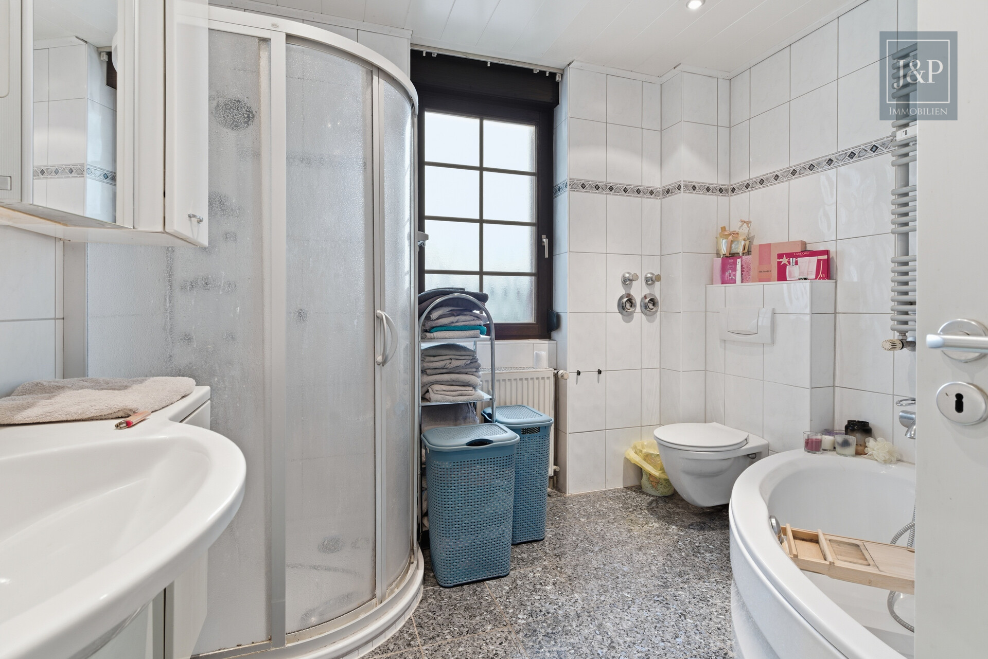 Großzügiges Wohnhaus mit vielseitigen Nutzungsmöglichkeiten & Anbau in zentraler Lage - Badezimmer