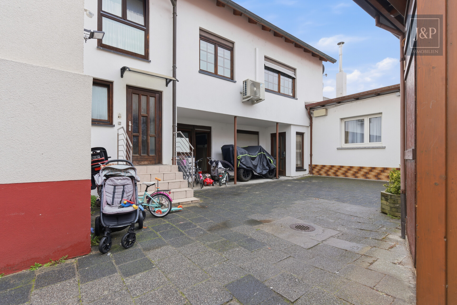 Großzügiges Wohnhaus mit vielseitigen Nutzungsmöglichkeiten & Anbau in zentraler Lage - Innenhof