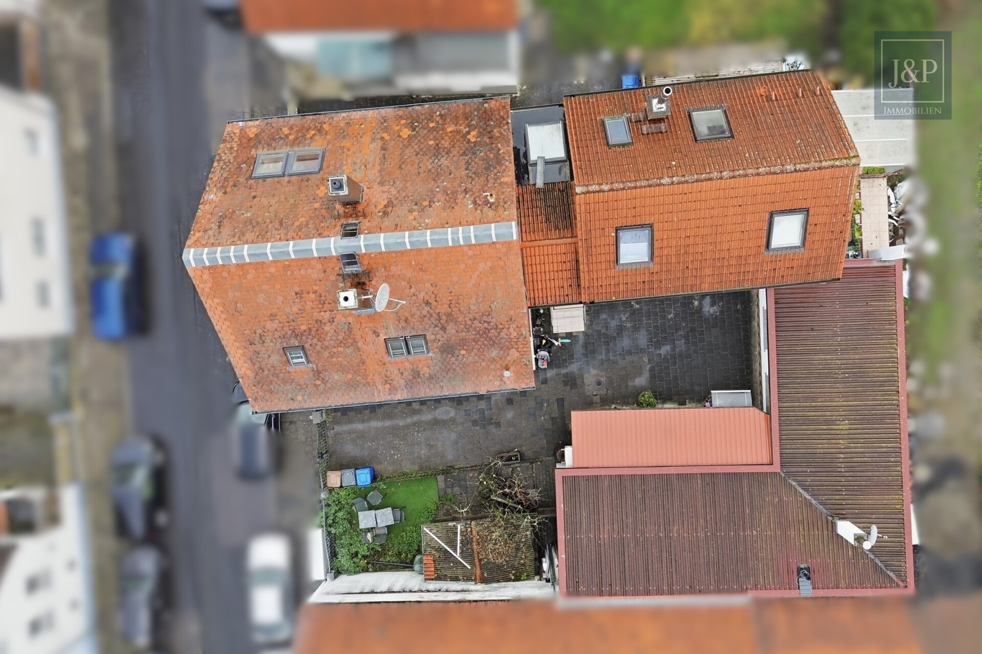 Großzügiges Wohnhaus mit vielseitigen Nutzungsmöglichkeiten & Anbau in zentraler Lage - Vogelperspektive