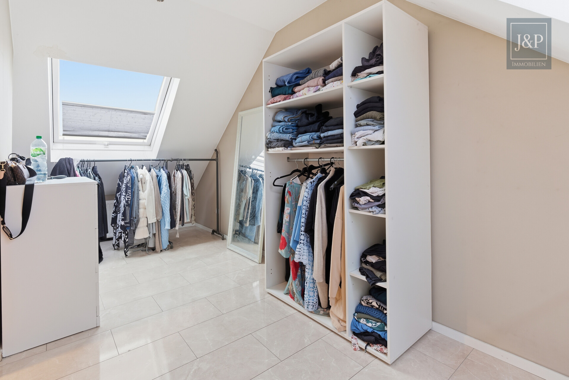 Großzügiges Wohnhaus mit vielseitigen Nutzungsmöglichkeiten & Anbau in zentraler Lage - 1.OG Zimmer