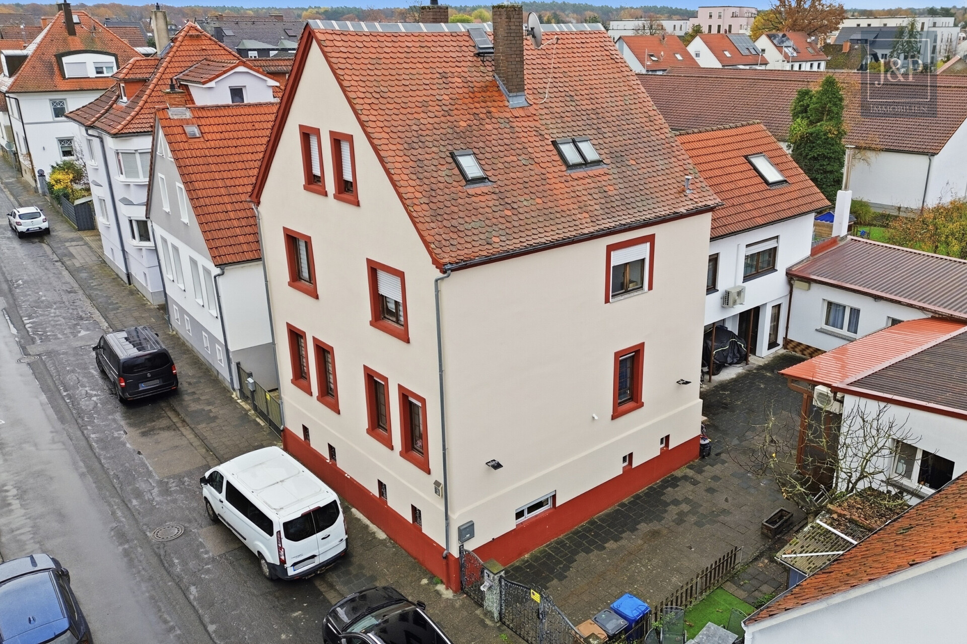 Großzügiges Wohnhaus mit vielseitigen Nutzungsmöglichkeiten & Anbau in zentraler Lage - Haus Straßenansicht