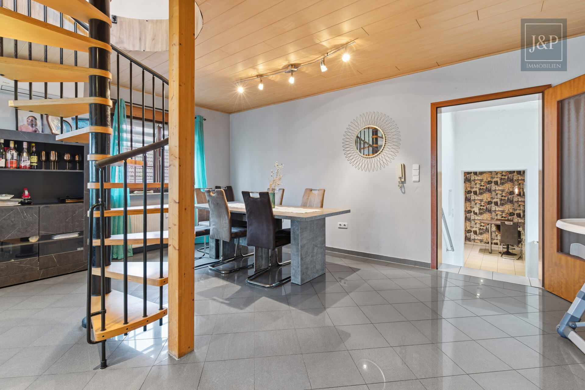 Großzügiges Wohnhaus mit vielseitigen Nutzungsmöglichkeiten & Anbau in zentraler Lage - Wohnzimmer