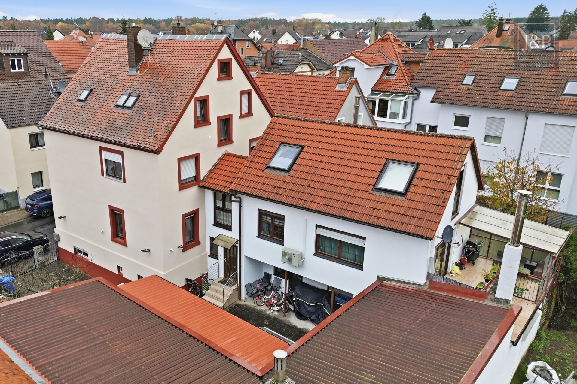 Großzügiges Wohnhaus mit vielseitigen Nutzungsmöglichkeiten & Anbau in zentraler Lage - Gesamtansicht Haus