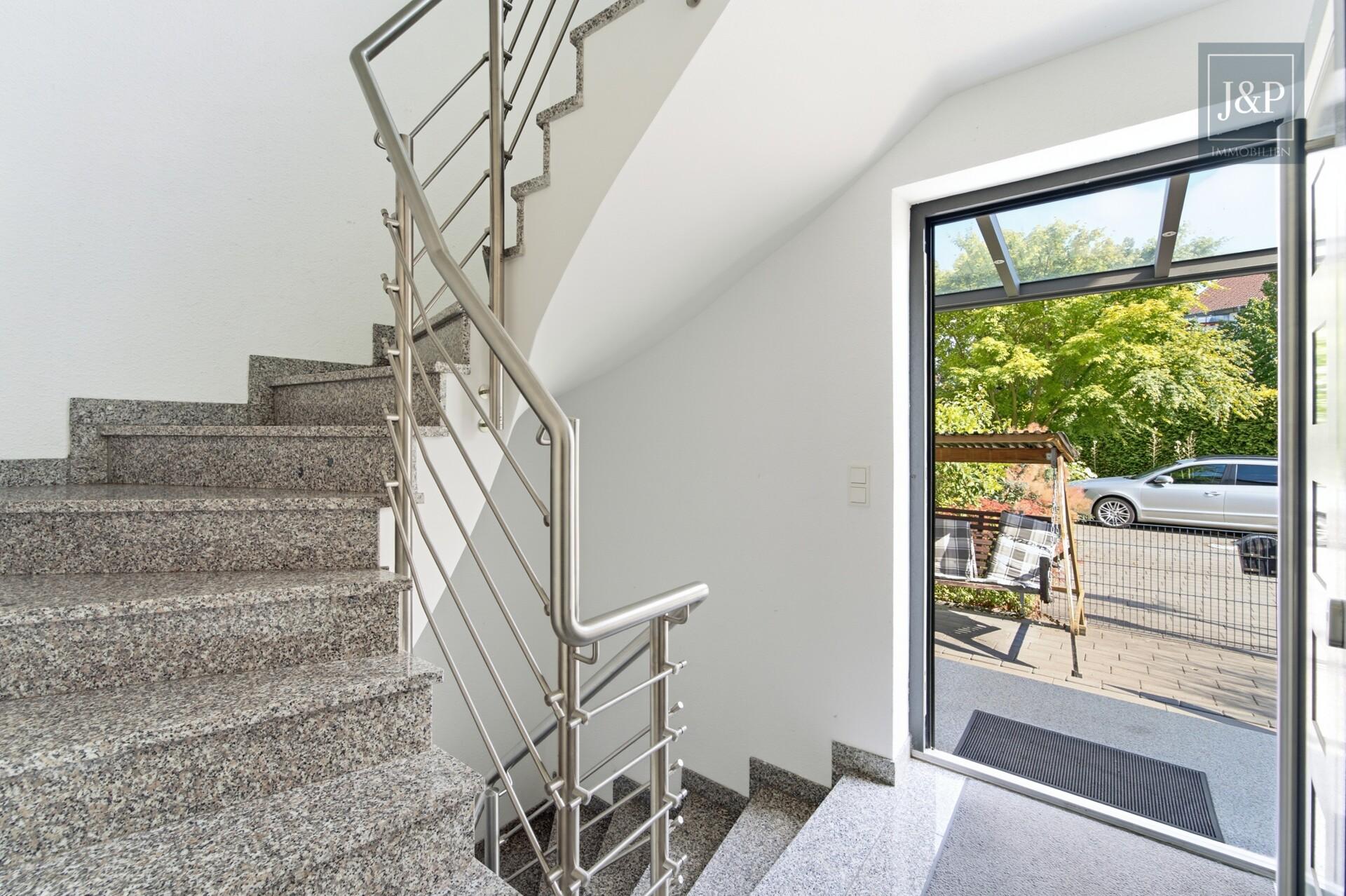Doppelhaushälfte mit PV-Anlage und variabler Nutzung auf vier Ebenen in Kelsterbach - Treppenhaus