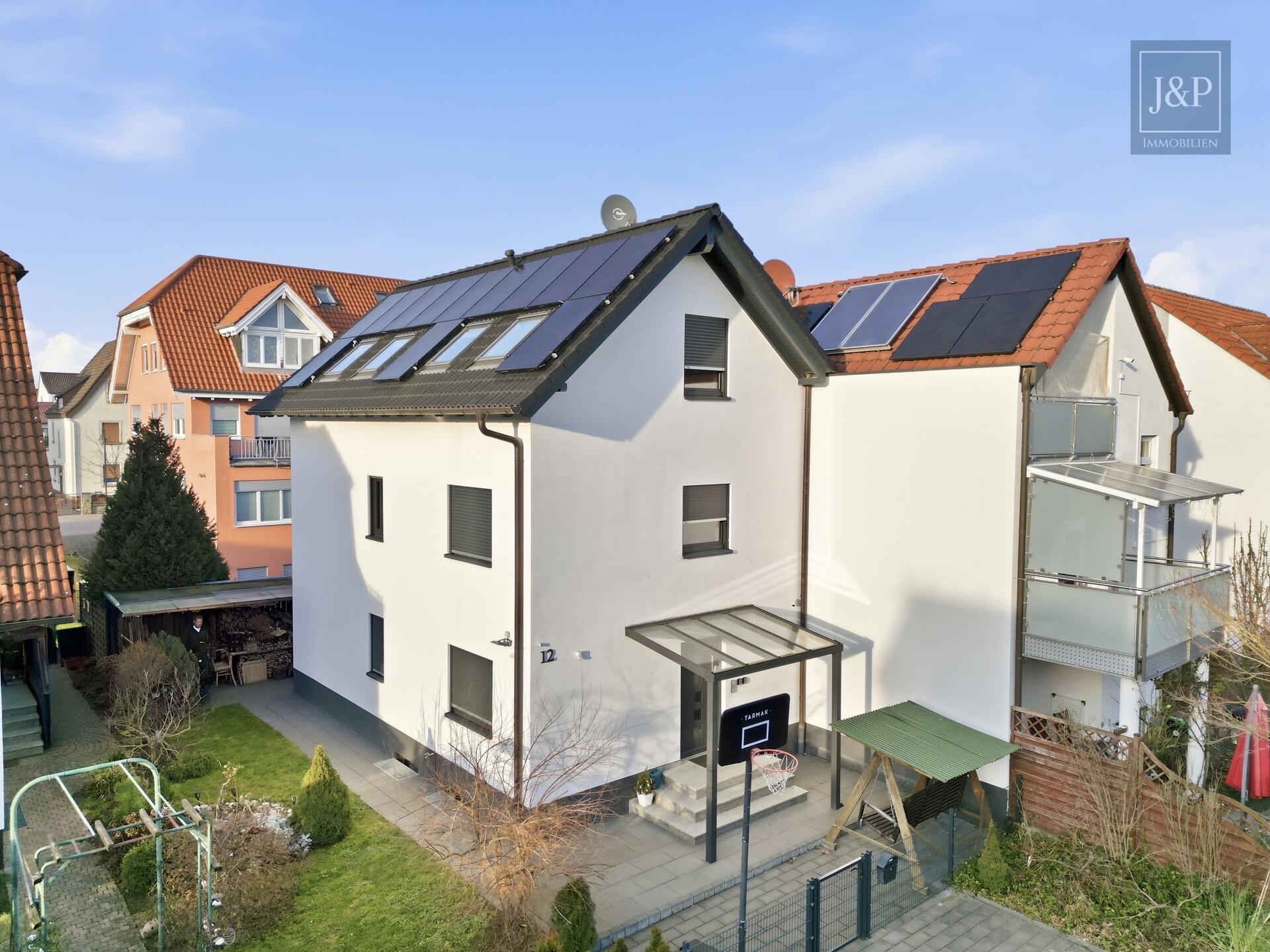Doppelhaushälfte mit PV-Anlage und variabler Nutzung auf vier Ebenen in Kelsterbach - Außenansicht