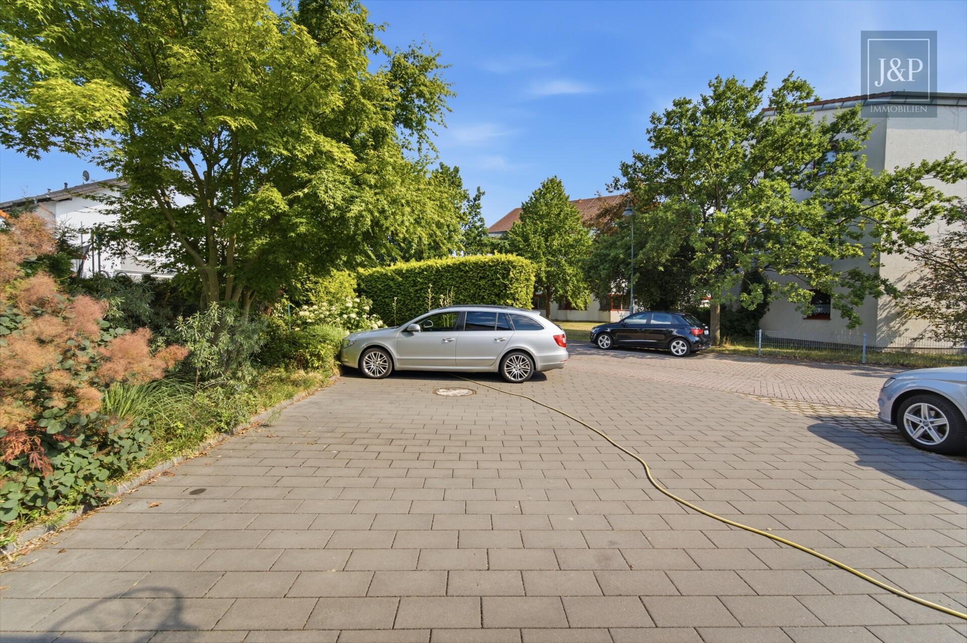 Doppelhaushälfte mit PV-Anlage und variabler Nutzung auf vier Ebenen in Kelsterbach - Parkplätze