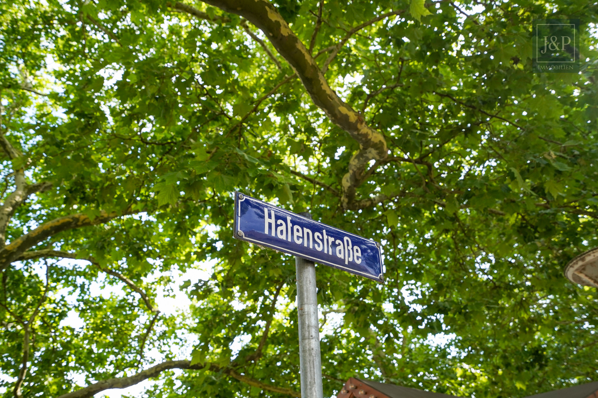 Zentral, voll-vermietet und vielseitig: Zwei Häuser in der Innenstadt von Schierstein! - Umgebung