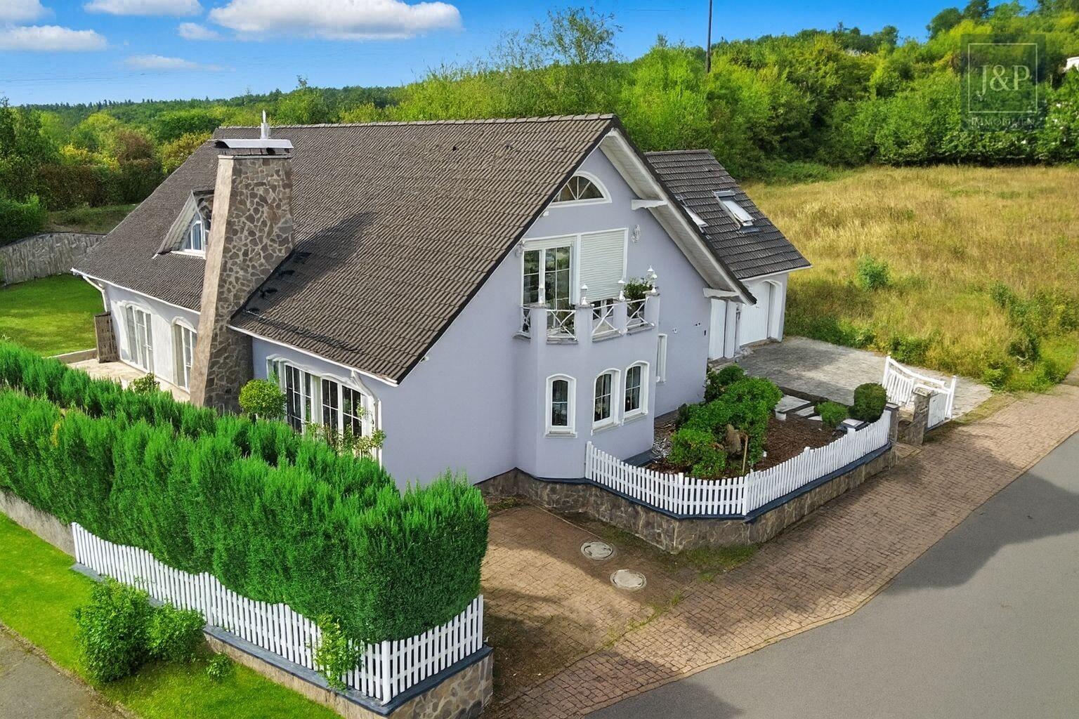 Großfamilien aufgepasst! - Exklusives Anwesen mit Privatsphäre und Waldrandlage in Glattbach - Außenansicht
