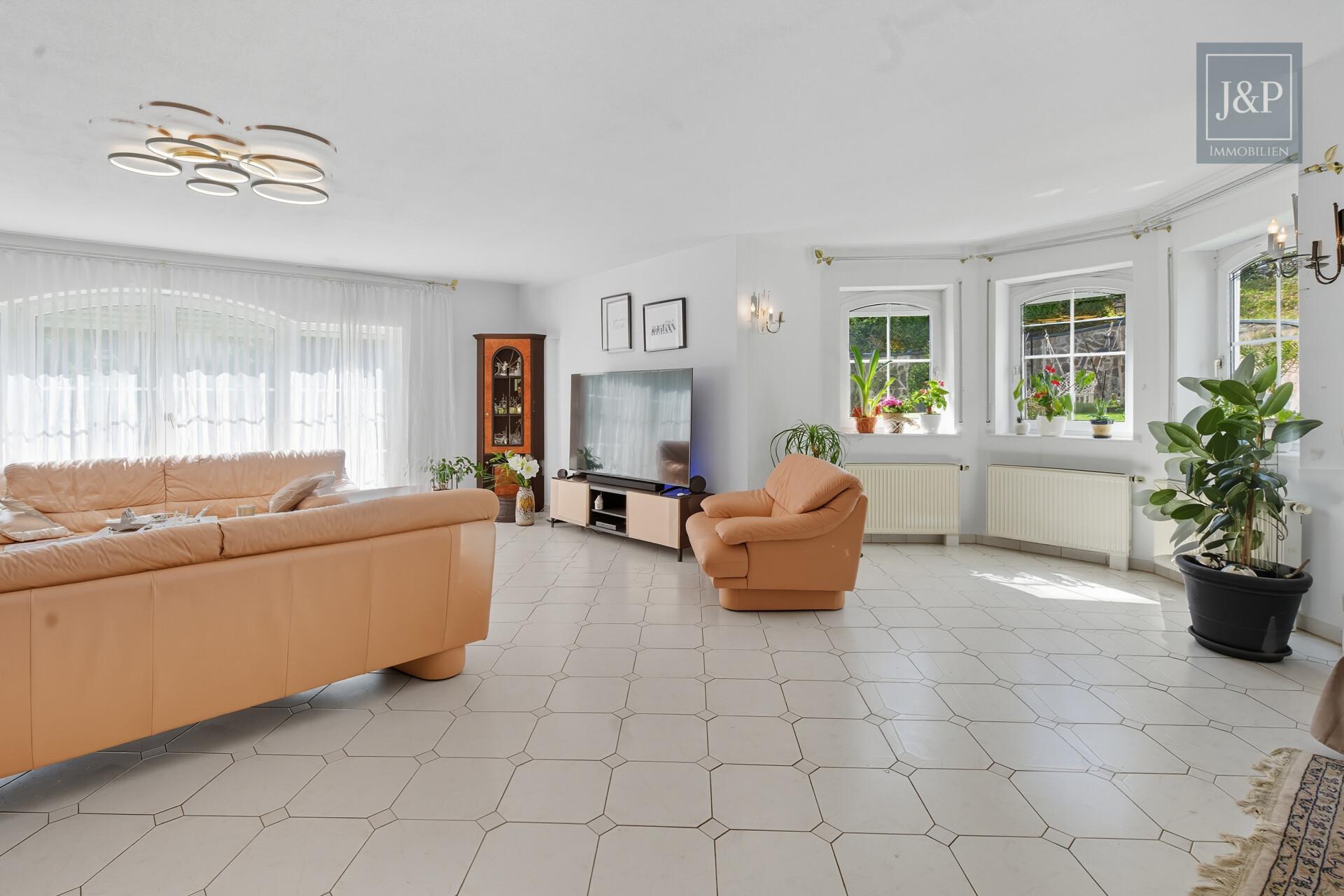 Großfamilien aufgepasst! - Exklusives Anwesen mit Privatsphäre und Waldrandlage in Glattbach - Wohnzimmer