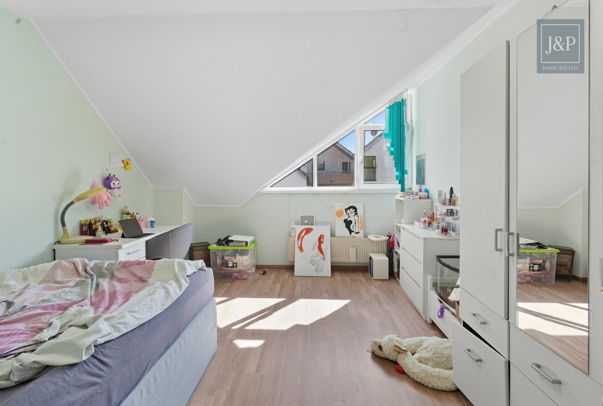 Großfamilien aufgepasst! - Exklusives Anwesen mit Privatsphäre und Waldrandlage in Glattbach - OG Zimmer 2